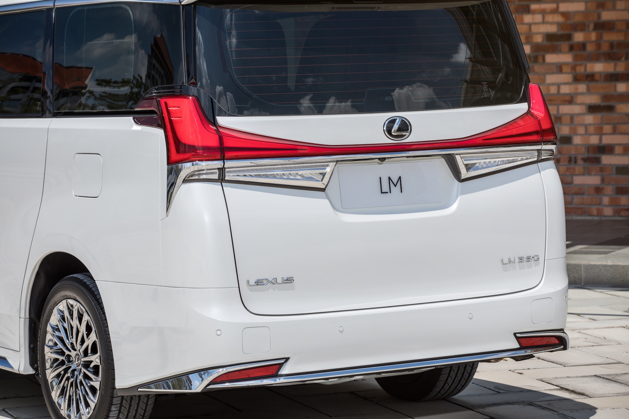Lexus LM 350 được ra mắt tại Malaysia ảnh 5 Lexus LM 350 duoc ra mat tai Malaysia anh 5