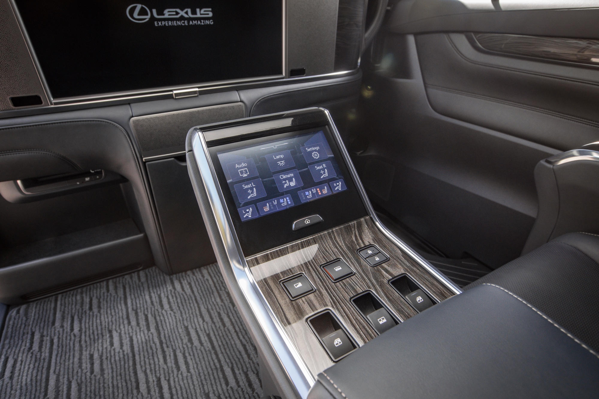 Lexus LM 350 được ra mắt tại Malaysia ảnh 8 Lexus LM 350 duoc ra mat tai Malaysia anh 8