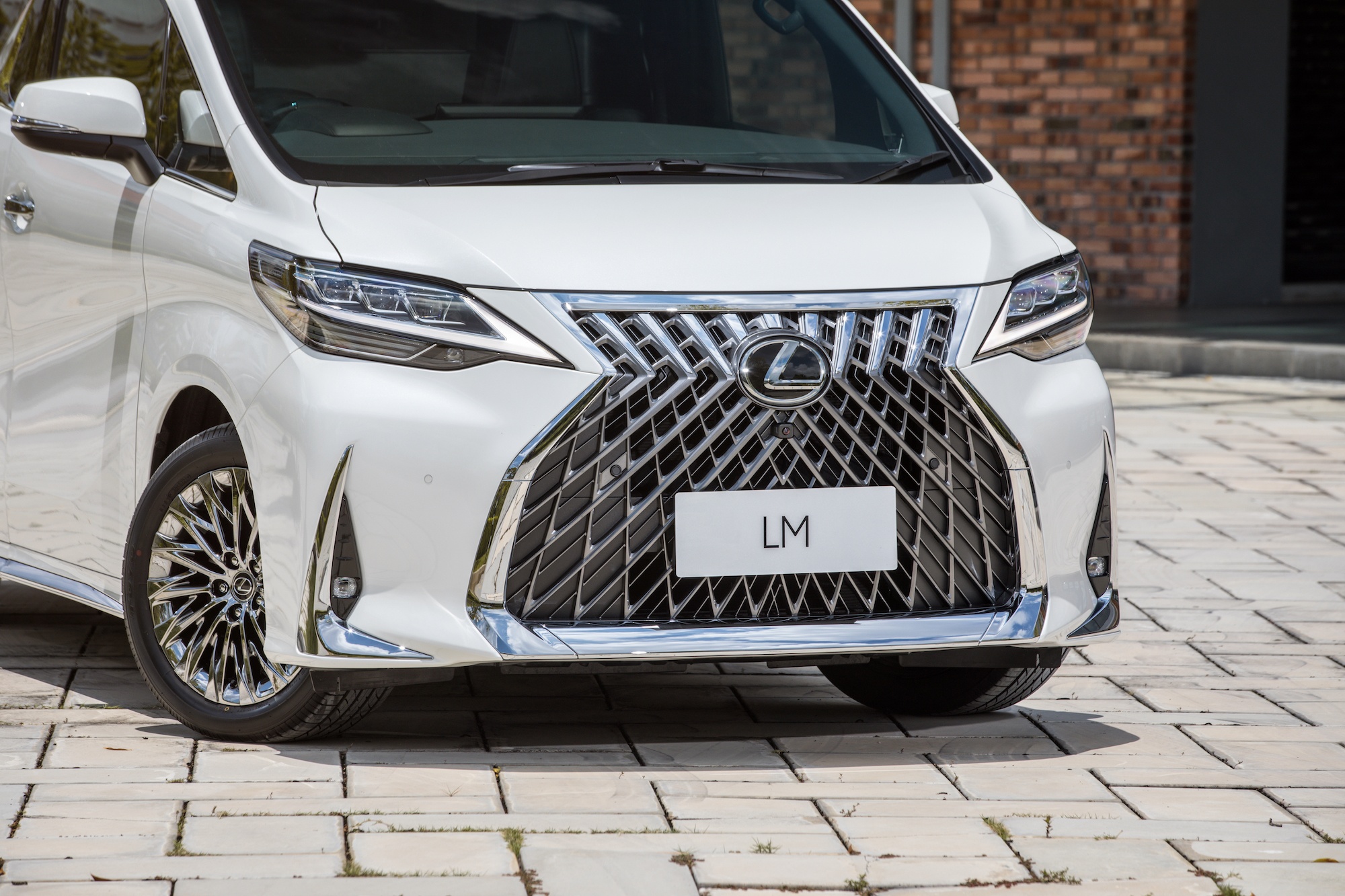 Lexus LM 350 được ra mắt tại Malaysia ảnh 4 Lexus LM 350 duoc ra mat tai Malaysia anh 4