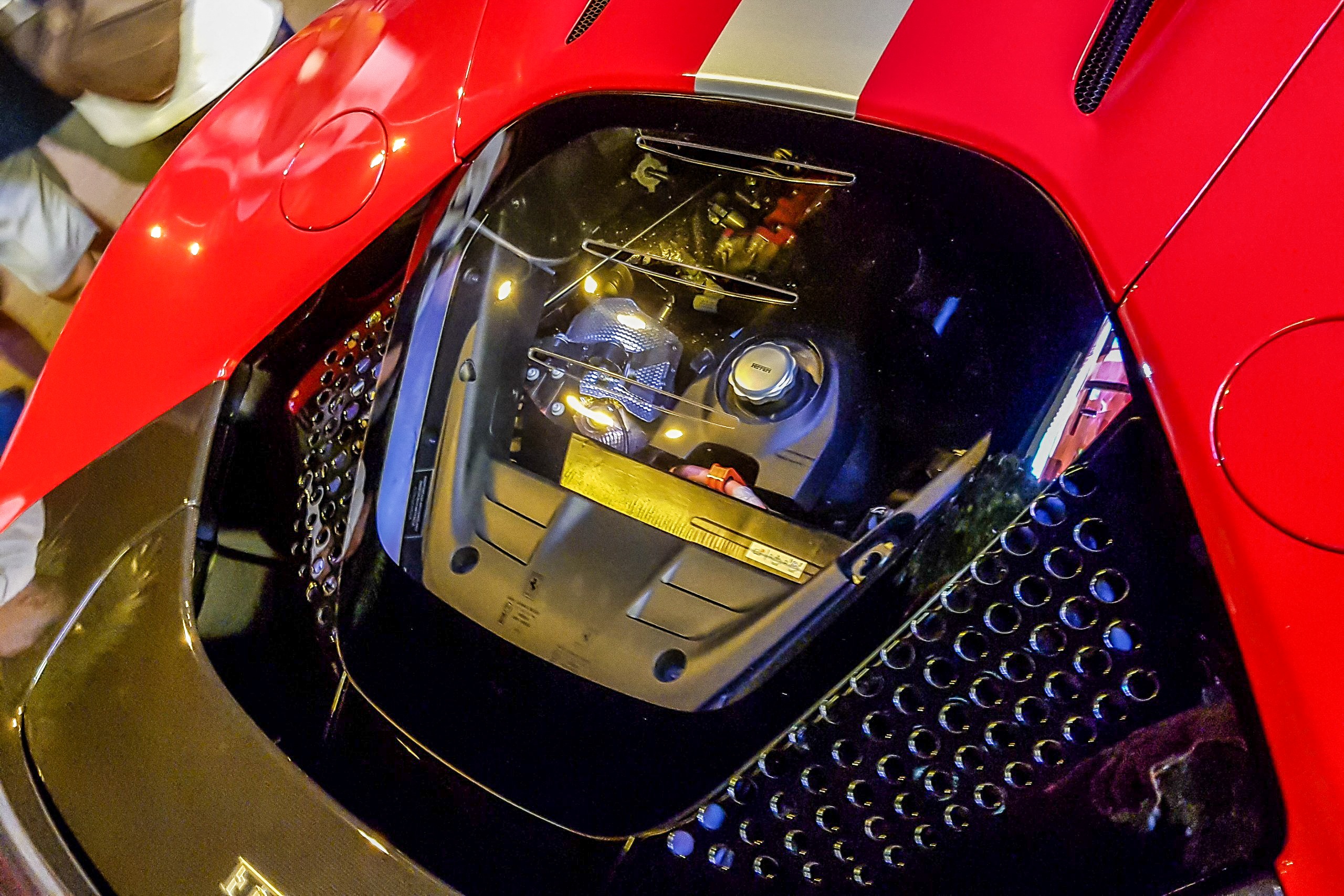 Cận cạnh Ferrari SF90 Stradale ảnh 6 Can canh Ferrari SF90 Stradale anh 6