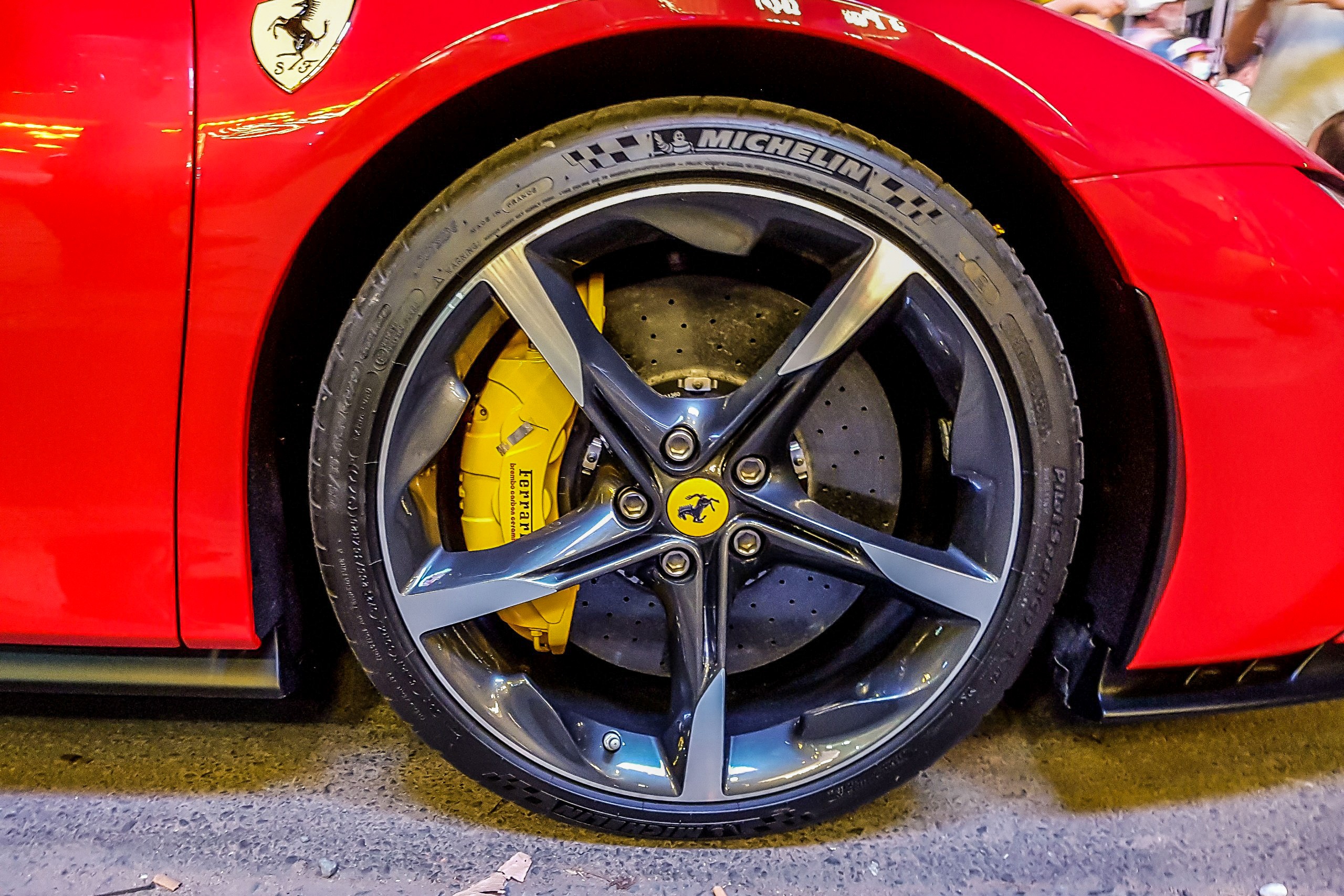 Cận cạnh Ferrari SF90 Stradale ảnh 8 Can canh Ferrari SF90 Stradale anh 8