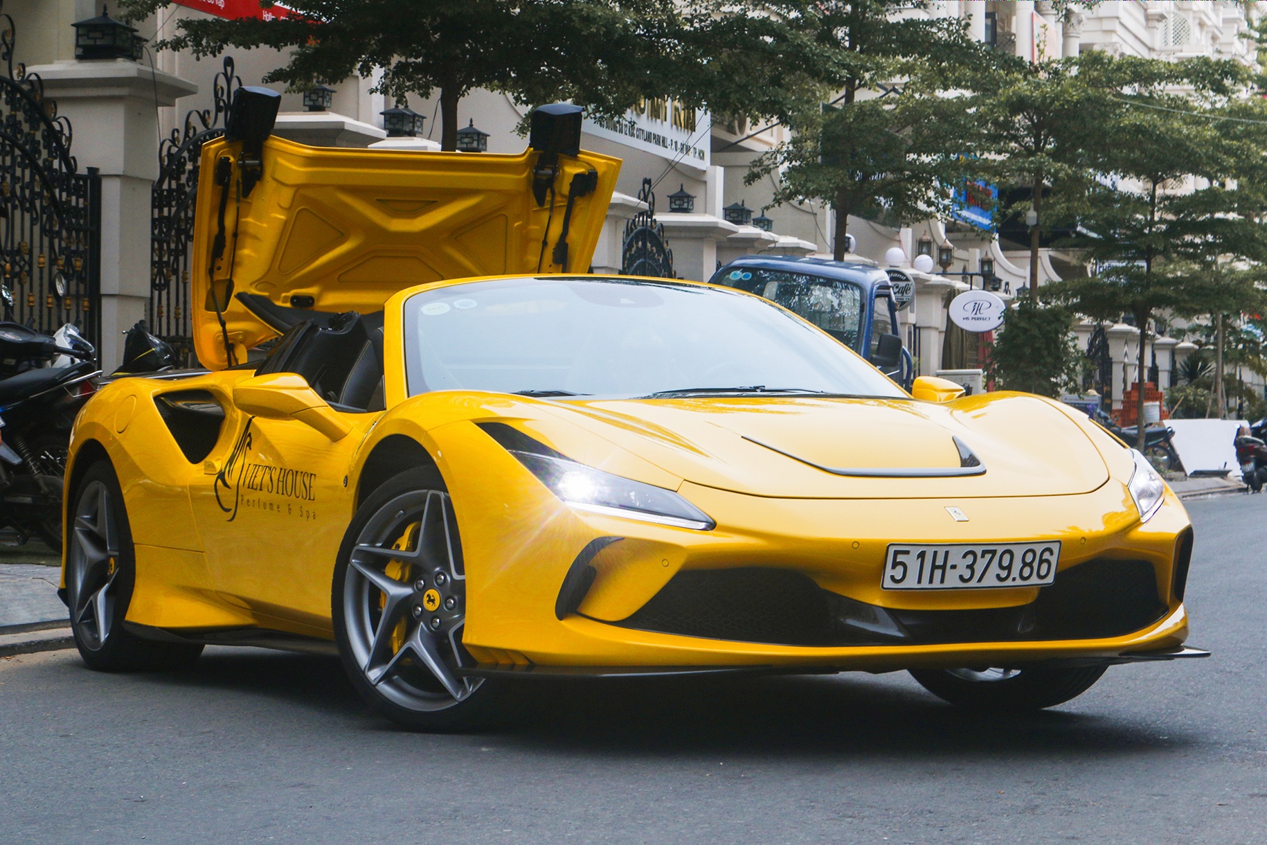Ferrari F8 Spider dau tien Viet Nam ham ho voi goi do Novitec hinh anh
