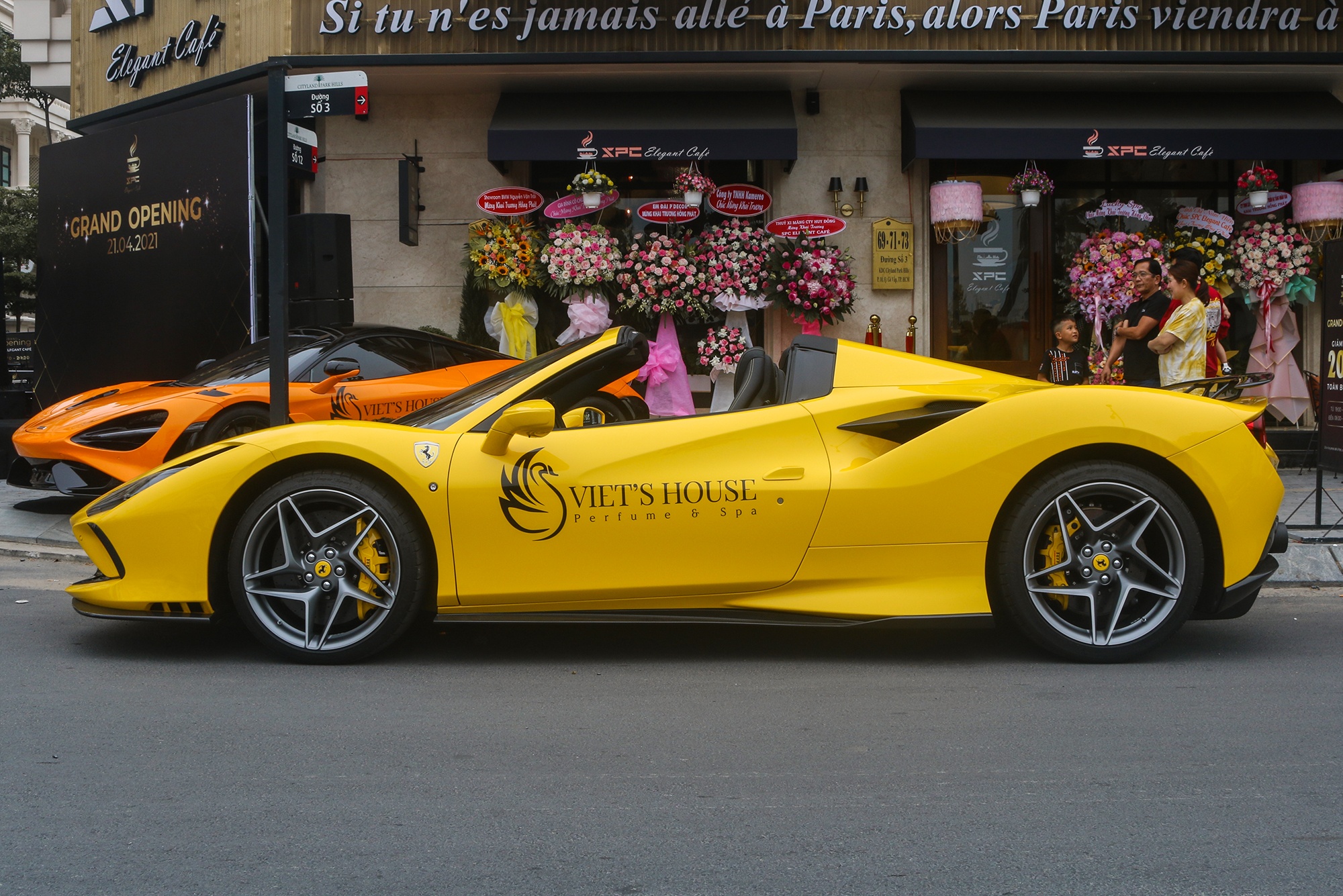 Ferrari F8 Spider dau tien Viet Nam duoc nang cap anh 8