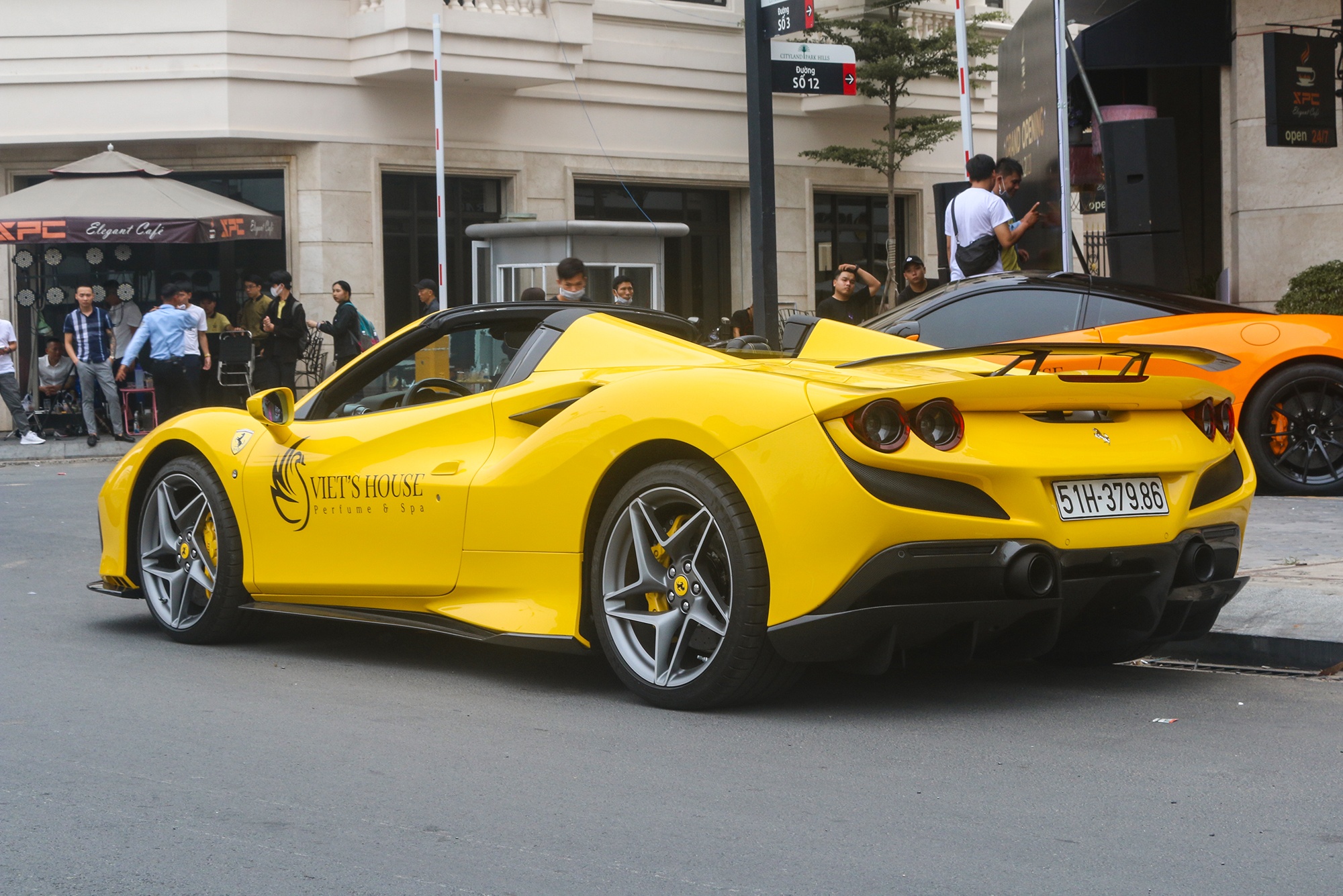 Ferrari F8 Spider dau tien Viet Nam duoc nang cap anh 2
