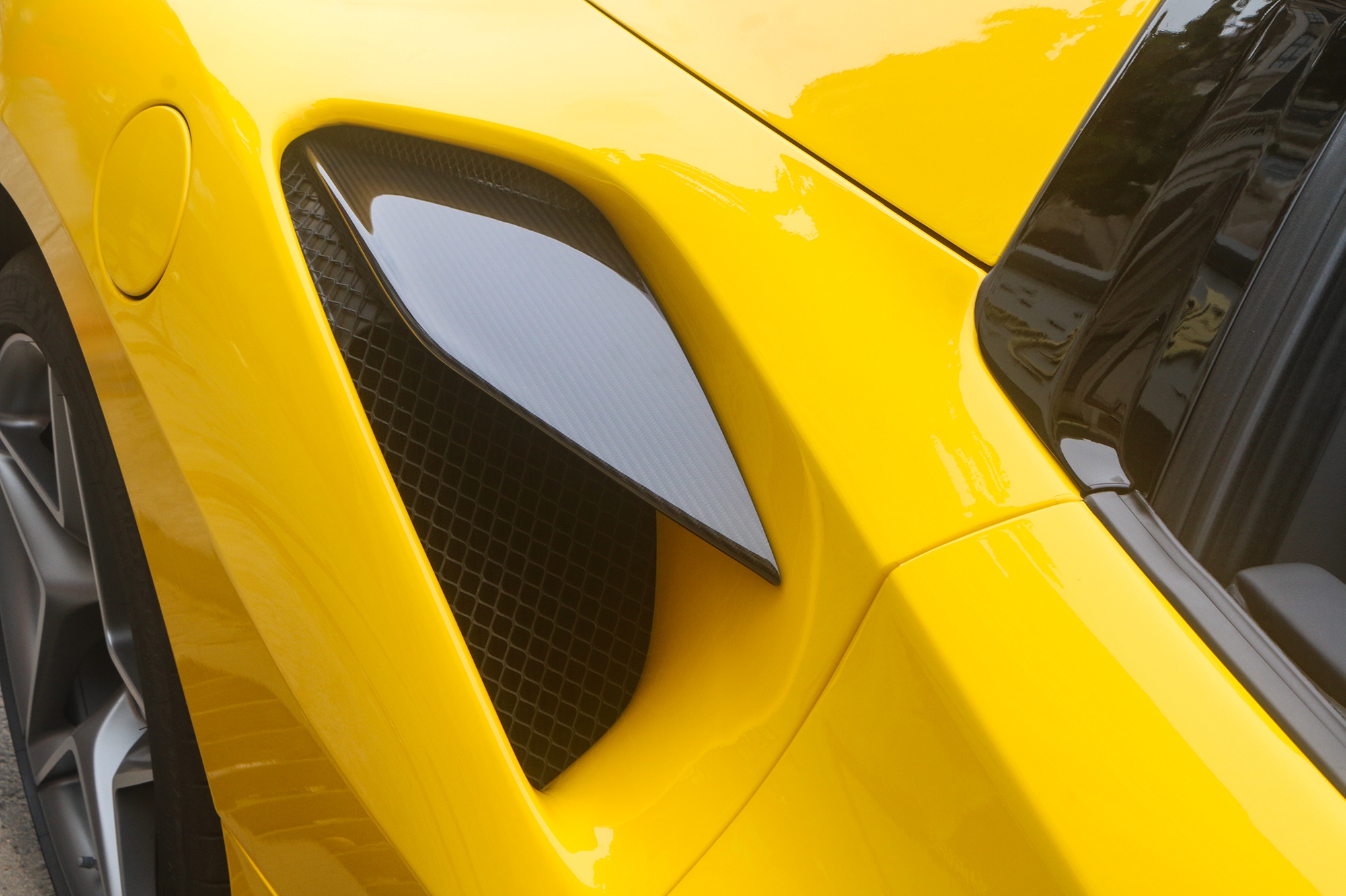 Ferrari F8 Spider dau tien Viet Nam duoc nang cap anh 3