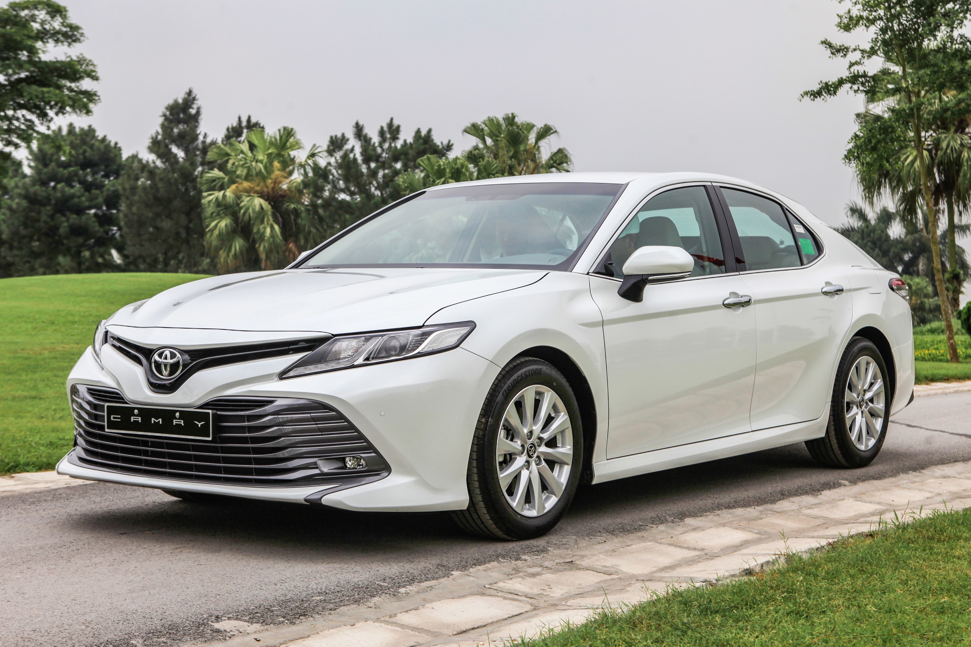 Xe 4 cho thuong hieu Nhat, toi nen mua Toyota Camry hay Honda Accord? hinh anh
