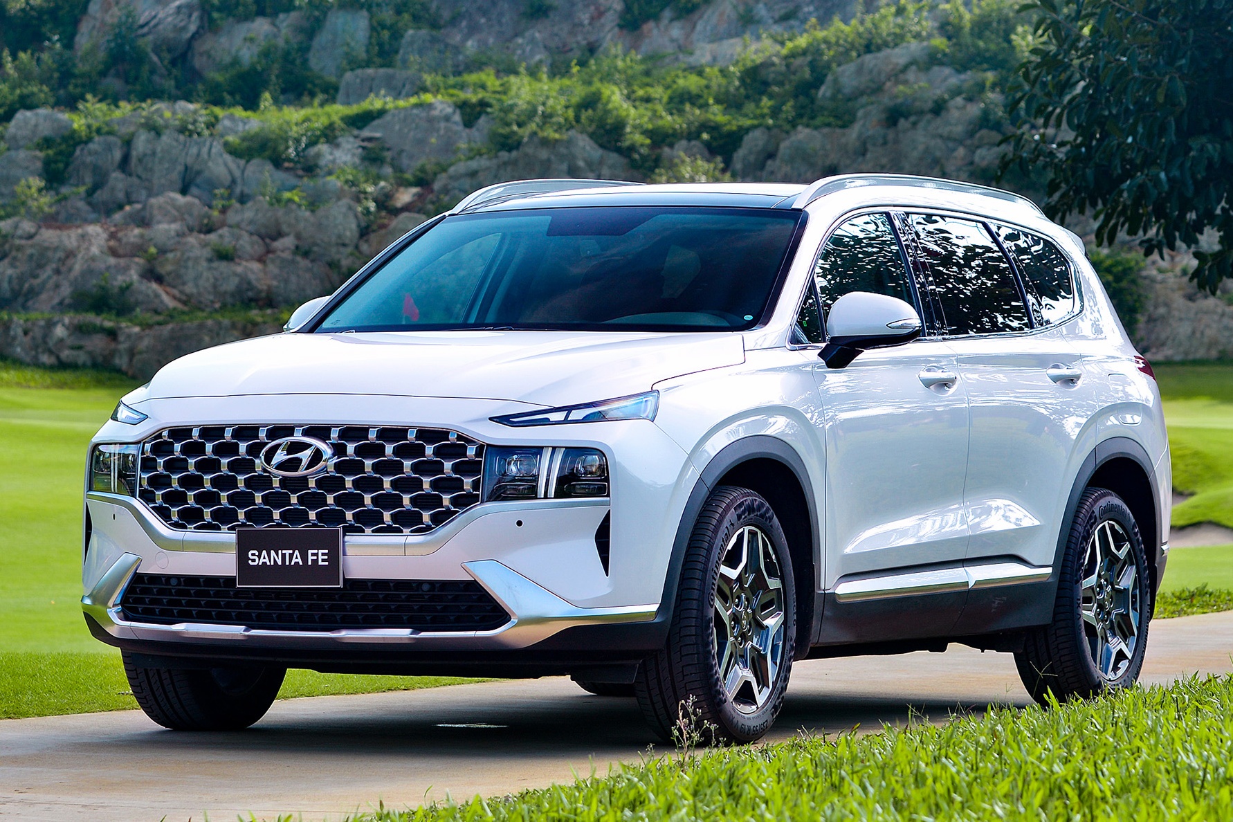 Khoang 1,2 ty dong, chon Hyundai Santa Fe 2021 hay Toyota Fortuner? hinh anh