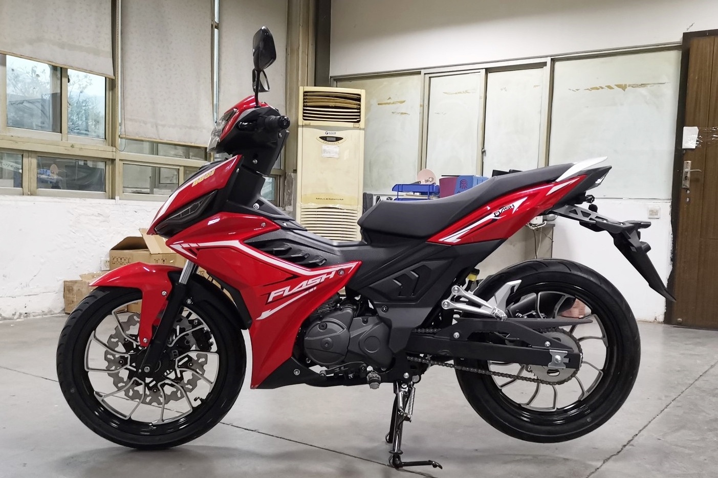 Xe con tay Trung Quoc co phanh ABS, thiet ke giong Exciter va Winner hinh anh