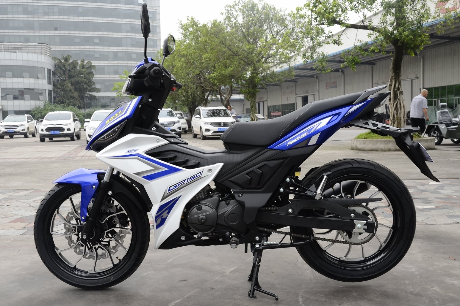 Xe con tay Trung Quoc canh tranh Exciter anh 10