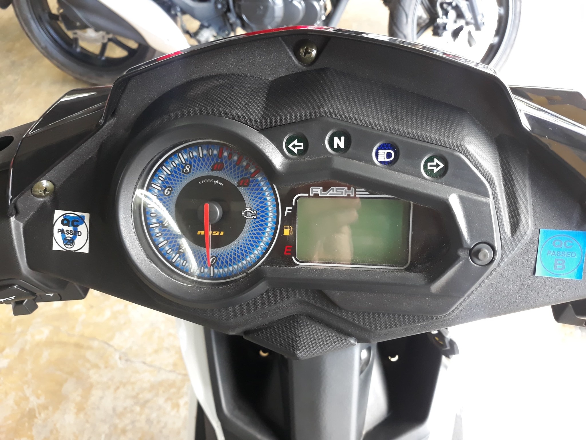 Xe con tay Trung Quoc canh tranh Exciter anh 8