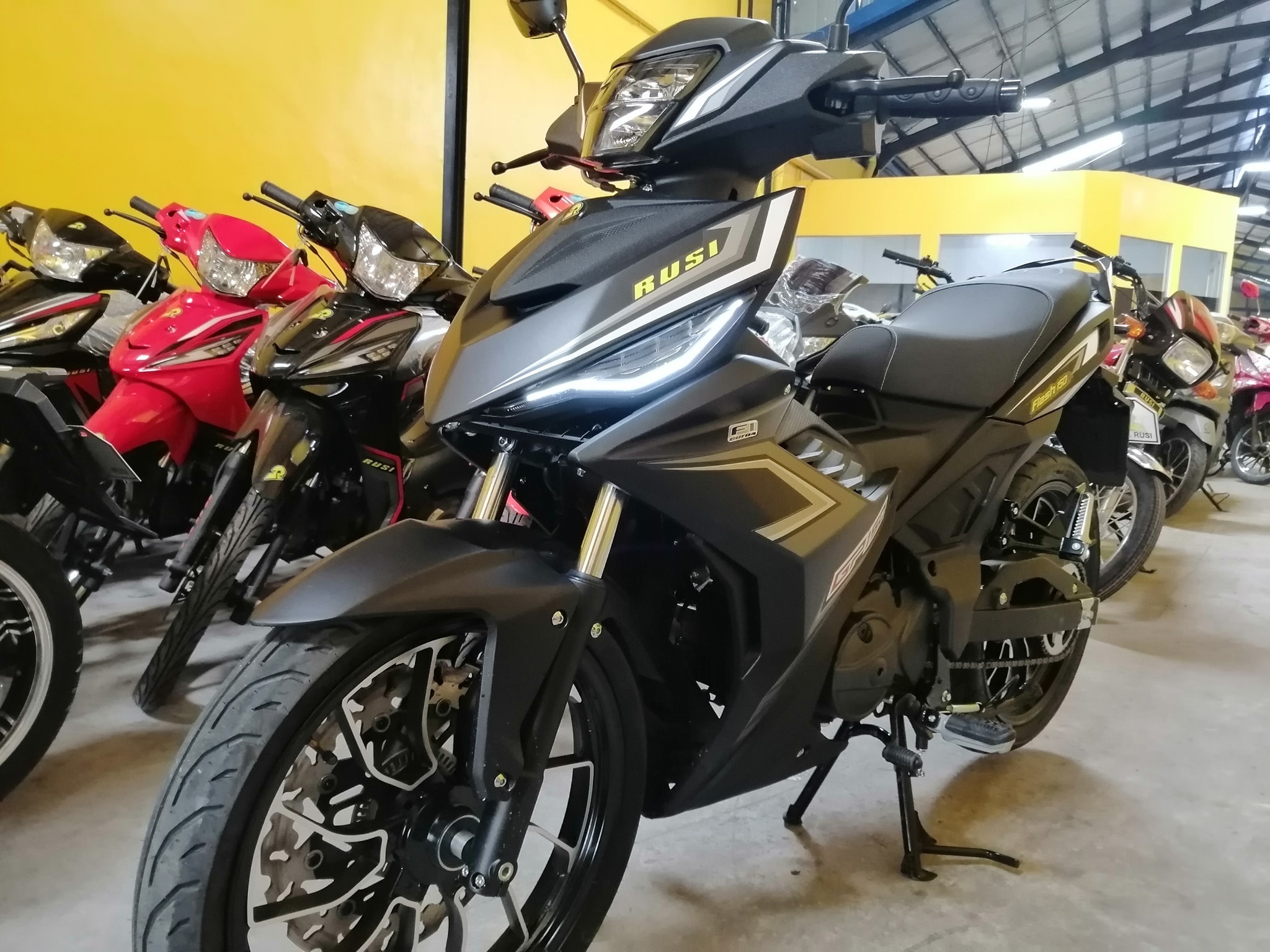 Xe con tay Trung Quoc canh tranh Exciter anh 1