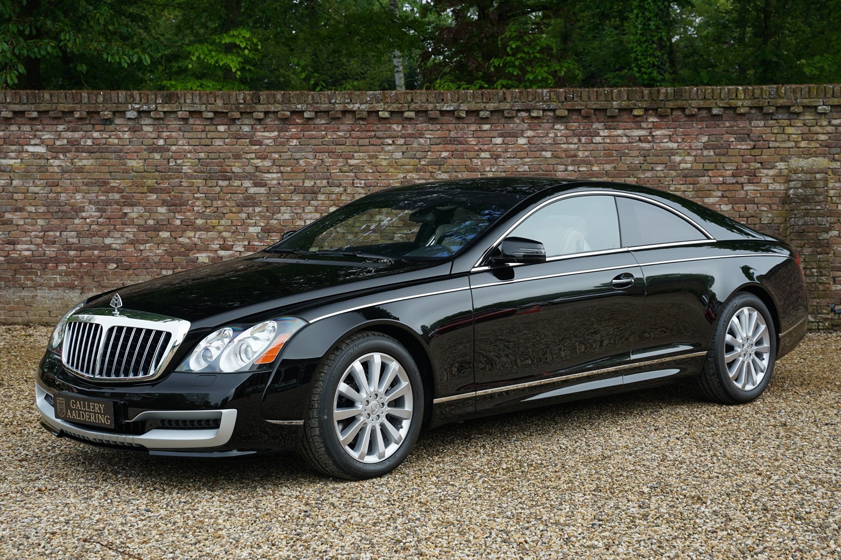 Xe Maybach cua cuu cau thu Barcelona duoc rao ban gan 1 trieu USD hinh anh