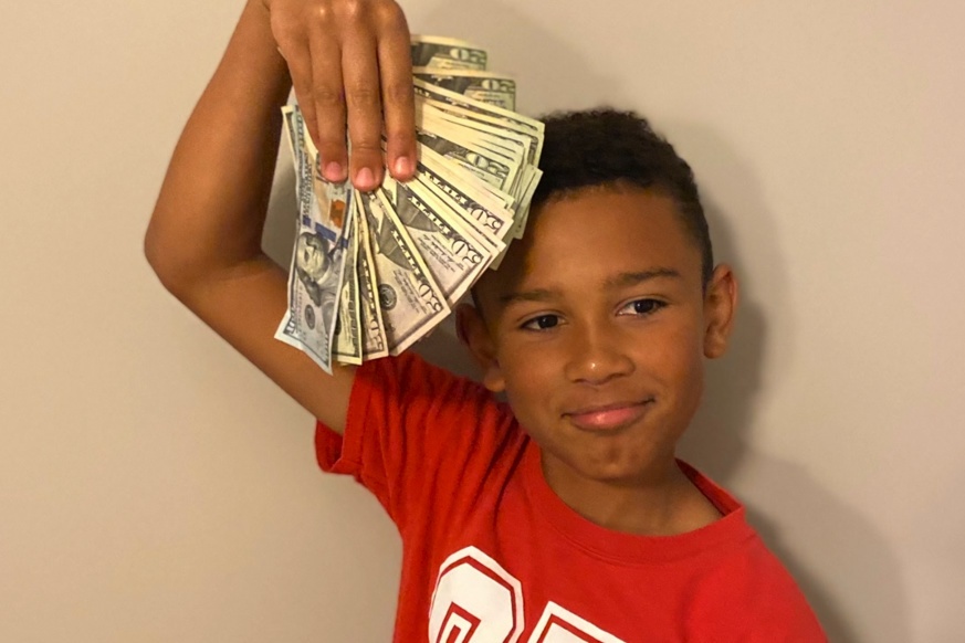 Cau be 9 tuoi tim thay hang nghin USD trong chiec xe cu cua gia dinh hinh anh