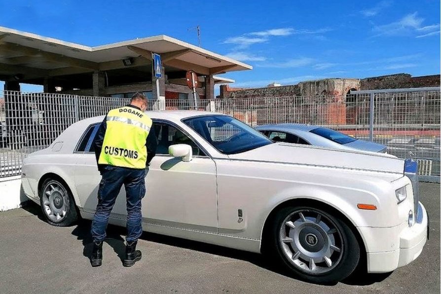 Rolls-Royce Phantom bị tịch thu ảnh 1 Rolls-Royce Phantom bi tich thu anh 1