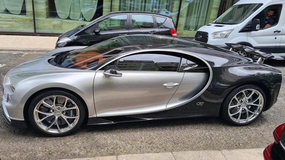 Ronaldo cam lai Bugatti Chiron anh 2