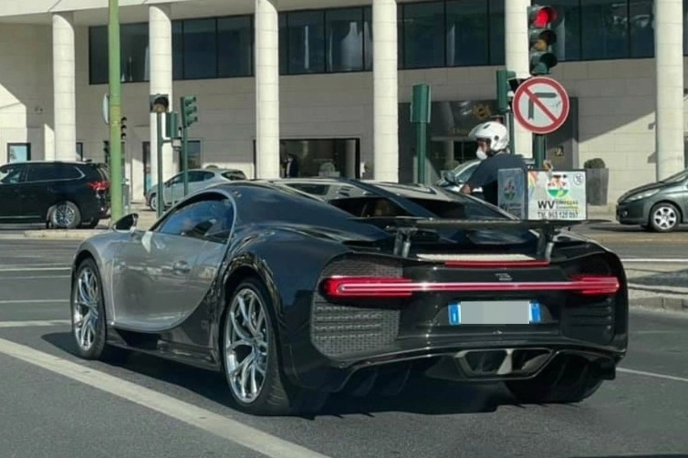 Ronaldo cam lai Bugatti Chiron anh 3