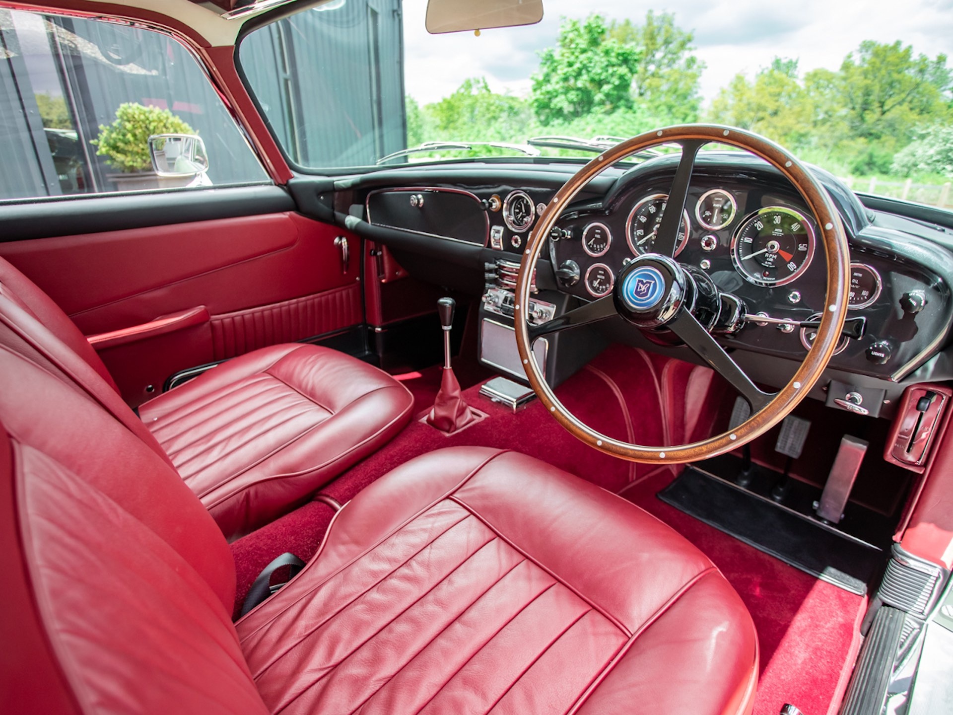 3 chiếc Aston Martin DB5 giá 5, 6 triệu USD ảnh 7 3 chiec Aston Martin DB5 gia 5, 6 trieu USD anh 7