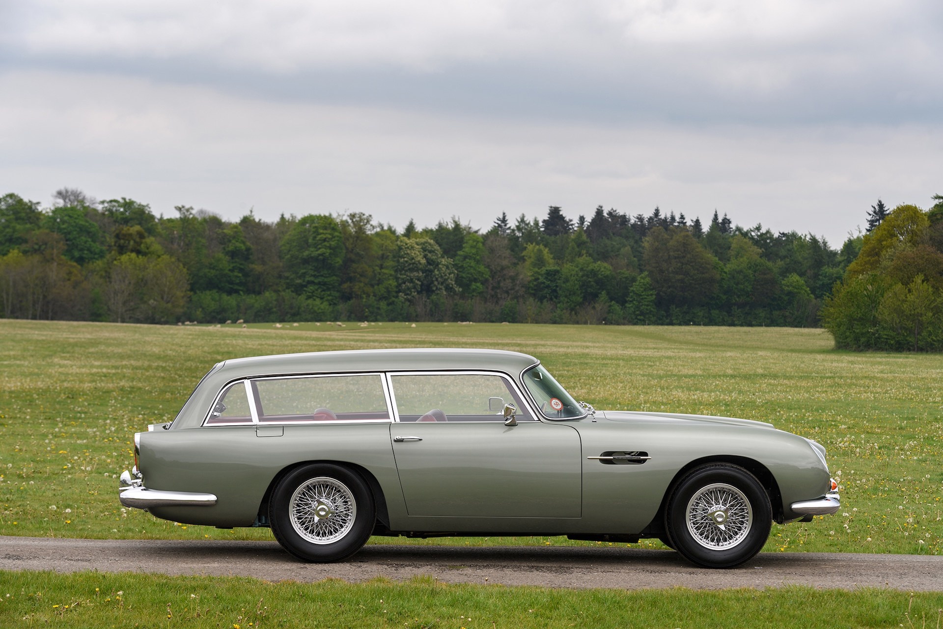 3 chiếc Aston Martin DB5 giá 5, 6 triệu USD ảnh 9 3 chiec Aston Martin DB5 gia 5, 6 trieu USD anh 9