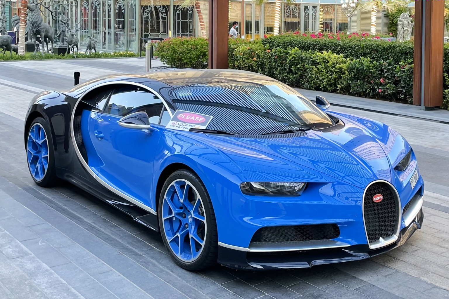 Nhung sieu xe trieu USD ban co the gap o Dubai hinh anh