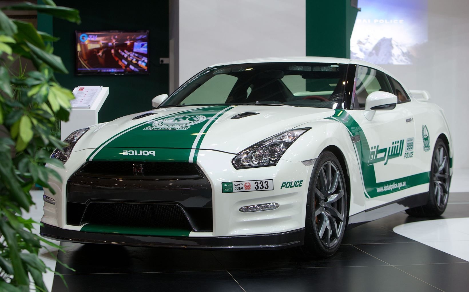 Canh sat Duabi dung Nissan GT-R dan duong anh 2