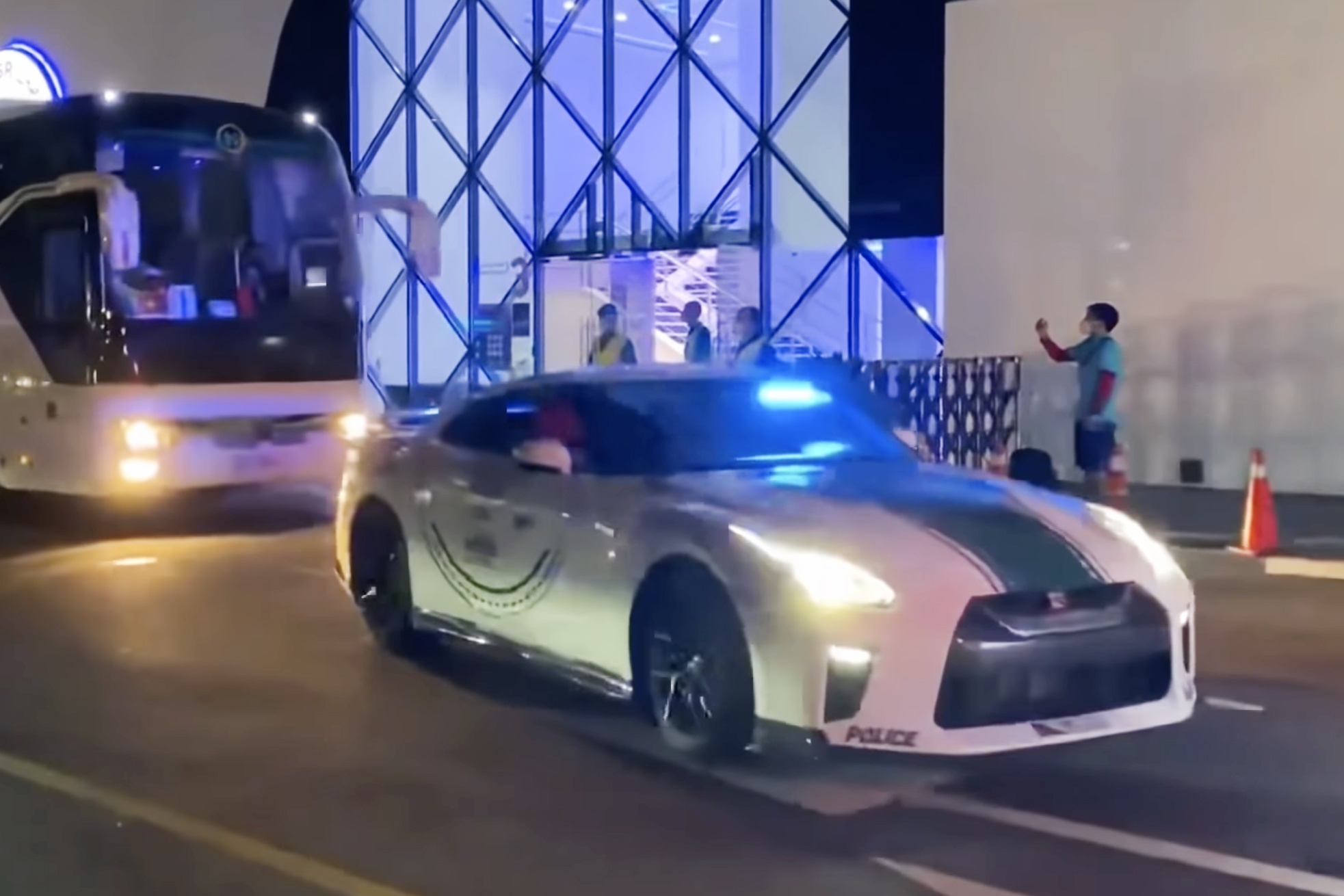 Nissan GT-R lam xe dan duong cua tuyen Viet Nam tai Dubai hinh anh