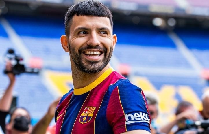 Nhan vien Man City rao ban chiec Range Rover duoc Aguero tang hinh anh