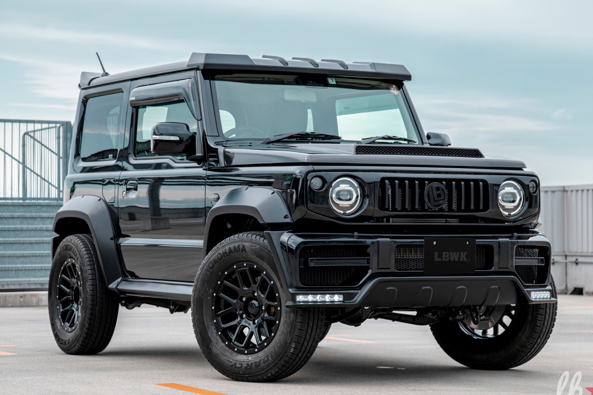 Suzuki Jimny lot xac thanh Mercedes G-Class voi goi do Liberty Walk hinh anh