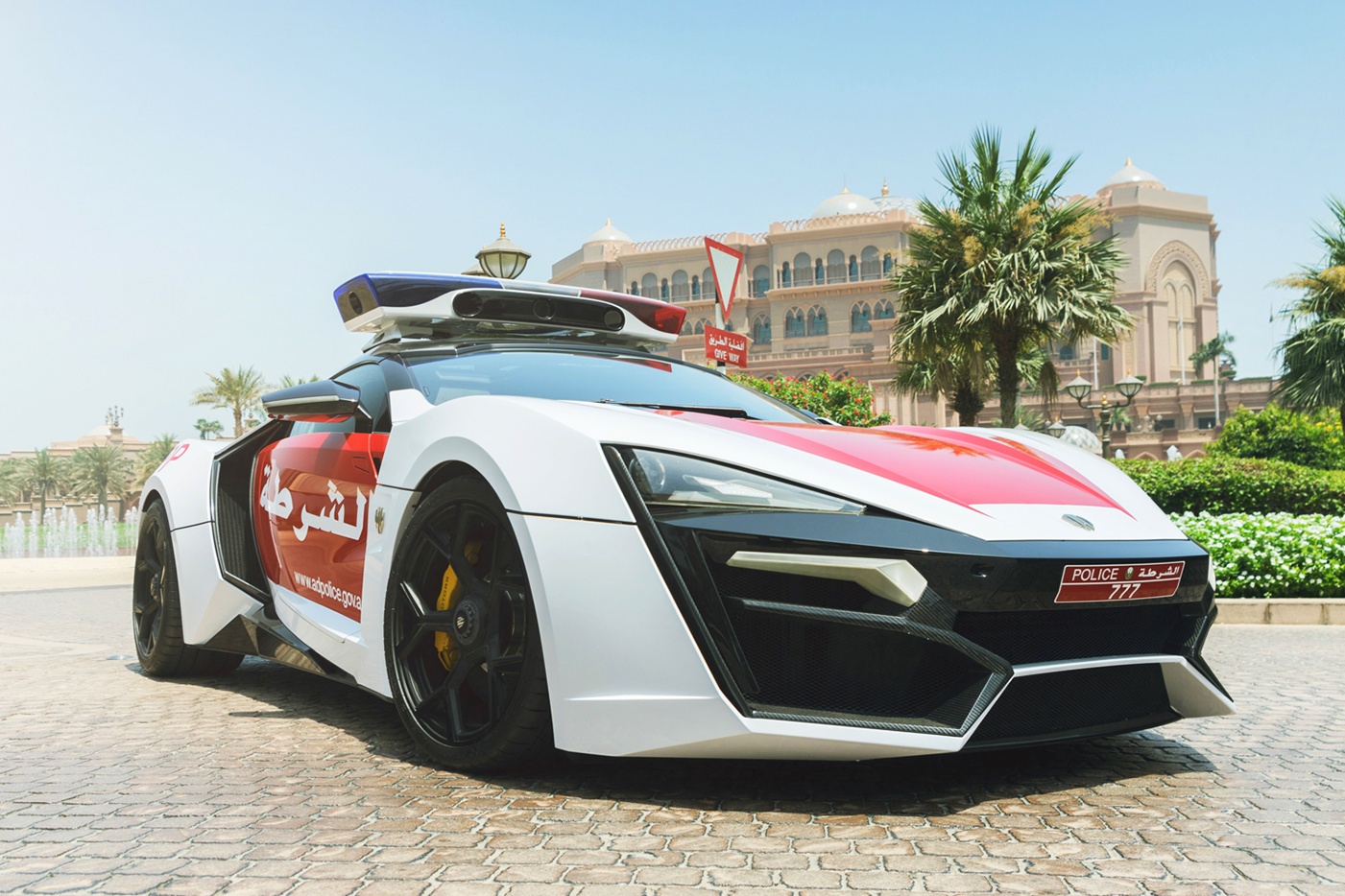 Những siêu xe cảnh sát đắt nhất UAE ảnh 8 Nhung sieu xe canh sat dat nhat UAE anh 8