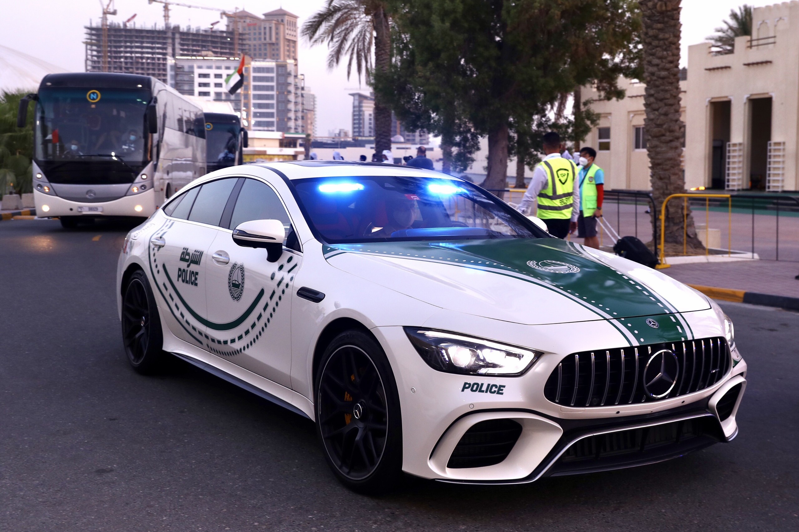 Nhung sieu xe dan doan cua canh sat Dubai o vong loai World Cup 2022 hinh anh