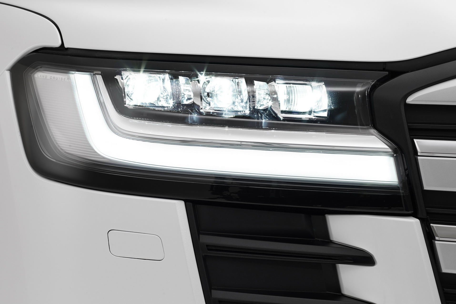 Toyota Land Cruiser 2022 làm xe cảnh sát Dubai ảnh 6 Toyota Land Cruiser 2022 lam xe canh sat Dubai anh 6