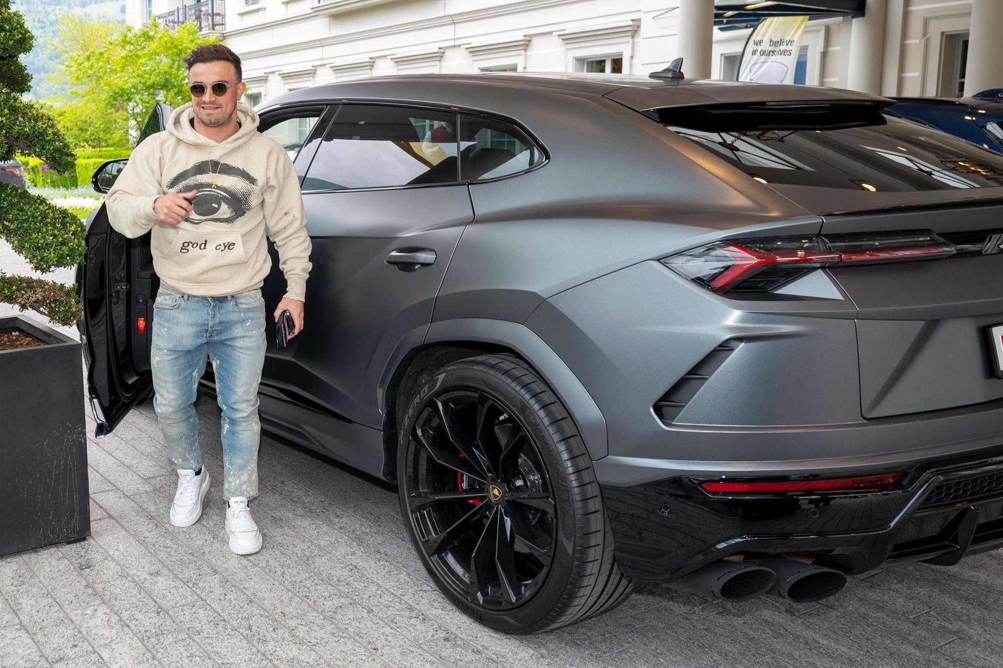 Ngoi sao Xherdan Shaqiri so huu dan xe dat gia nhat tuyen Thuy Si hinh anh