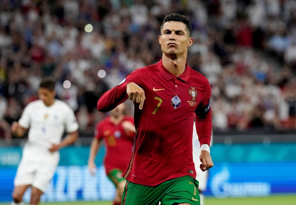 Doi hinh hay nhat vong bang Euro 2020: CR7 dan dau o khoan choi xe hinh anh