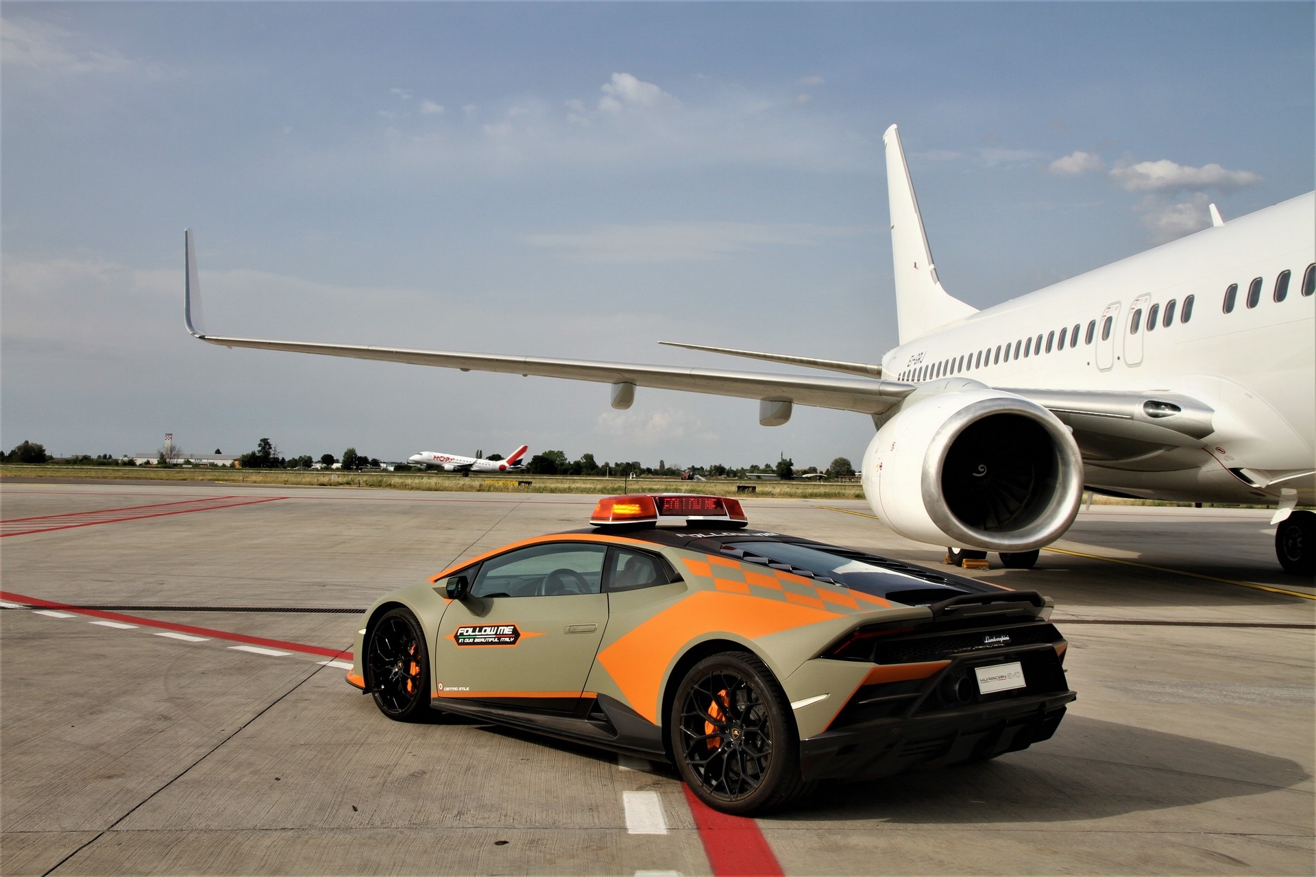 Lamborghini Huracan Evo lam xe dan duong o san bay anh 2