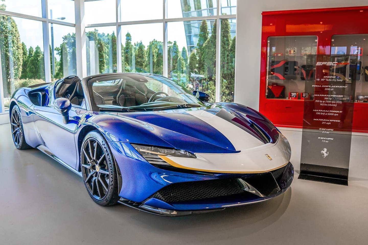 Dai ly bi trom Ferrari anh 2