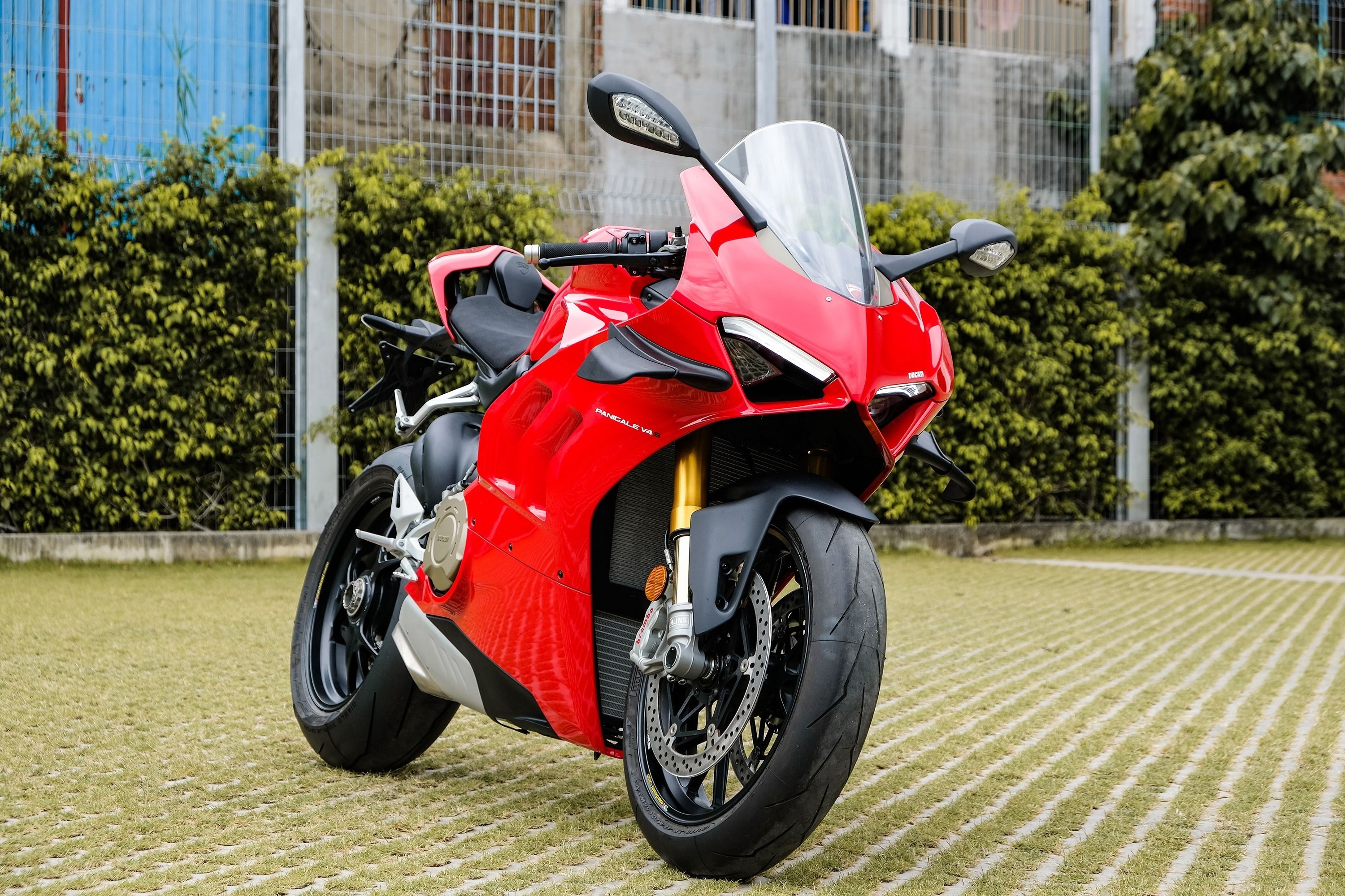 Moto ngay cang duoc trang bi nhieu cong nghe hien dai hon hinh anh