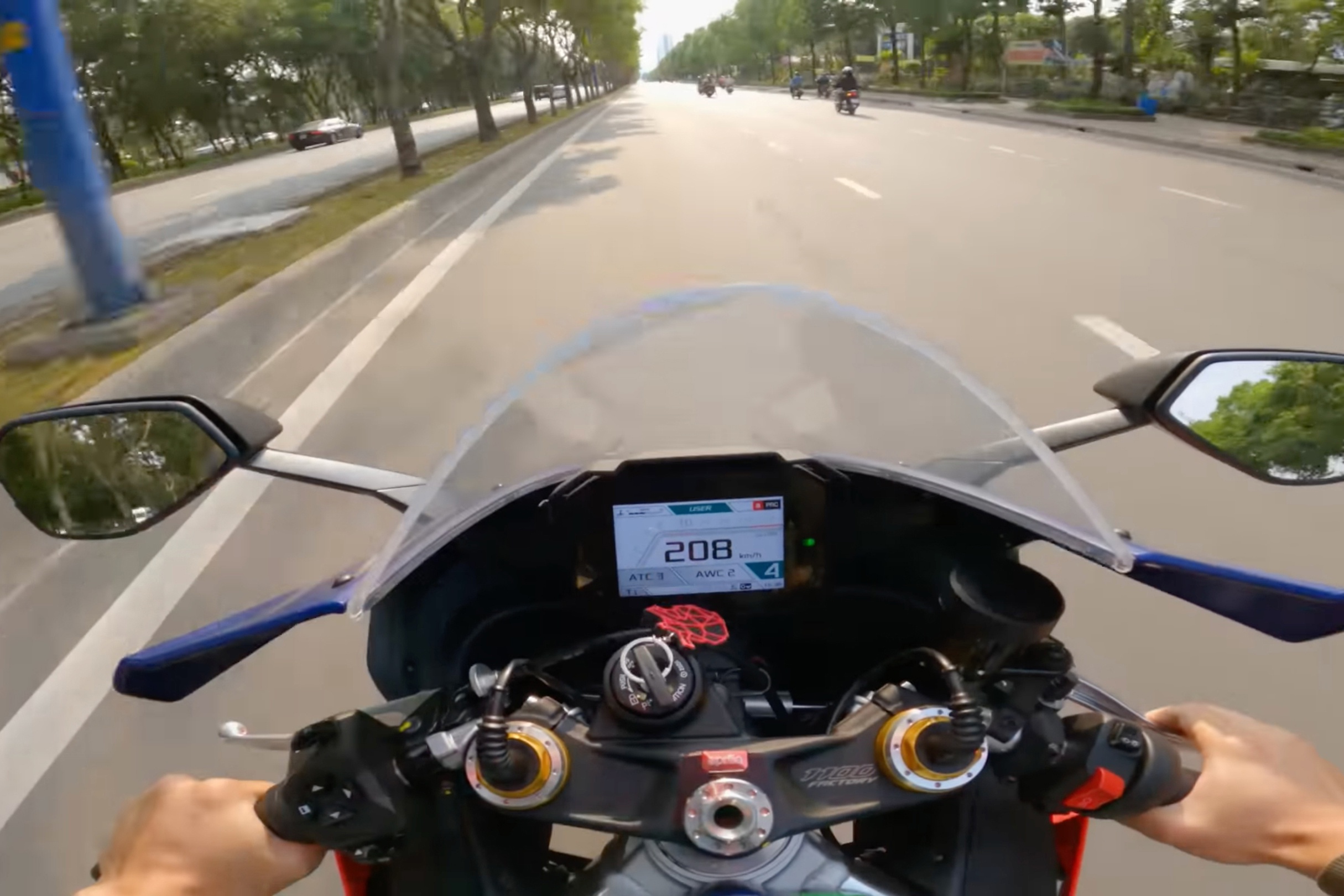 YouTuber Le Gia Huy tiep tuc dang video chay moto qua toc do hinh anh