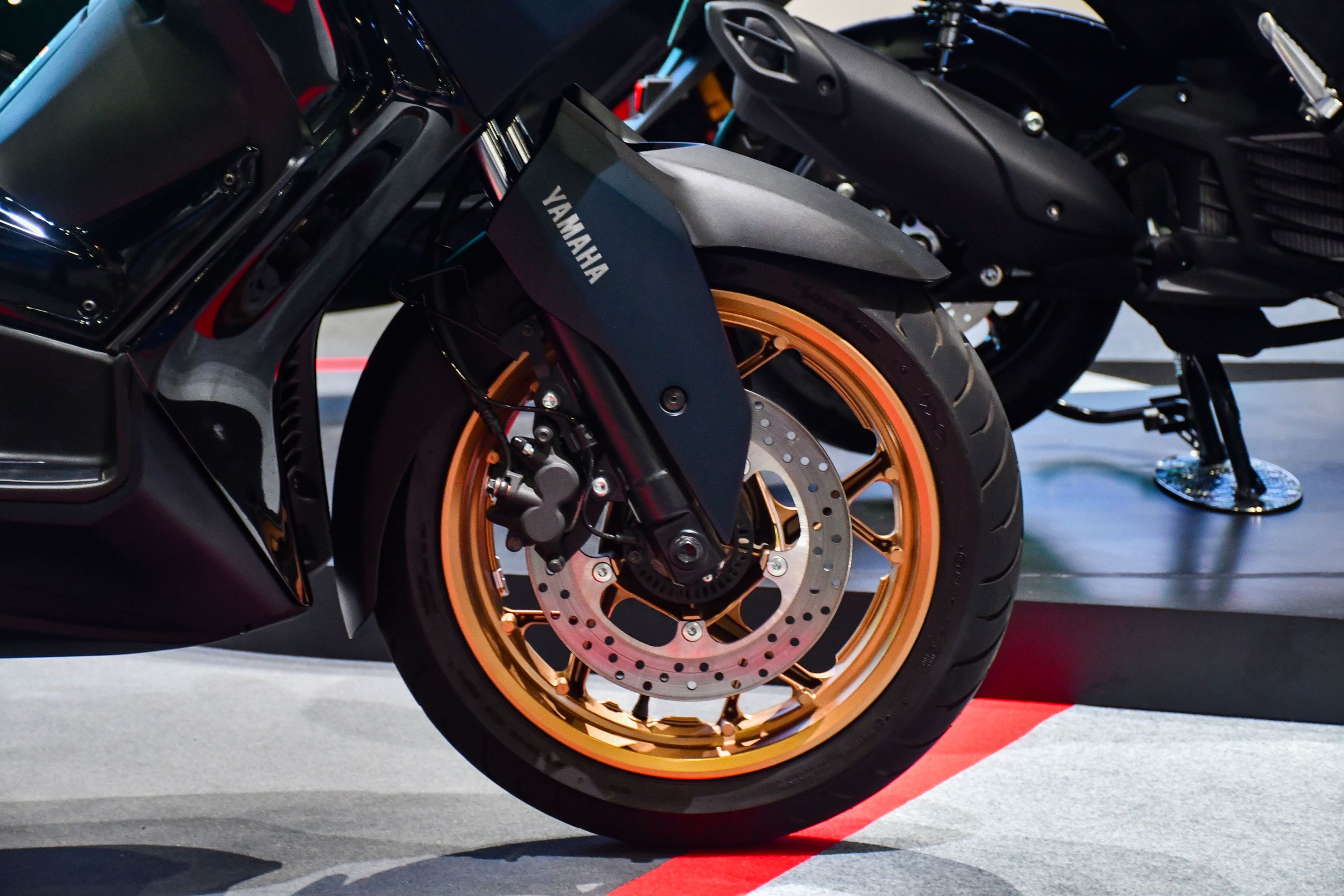 Yamaha XMAX 300 2023 anh 9