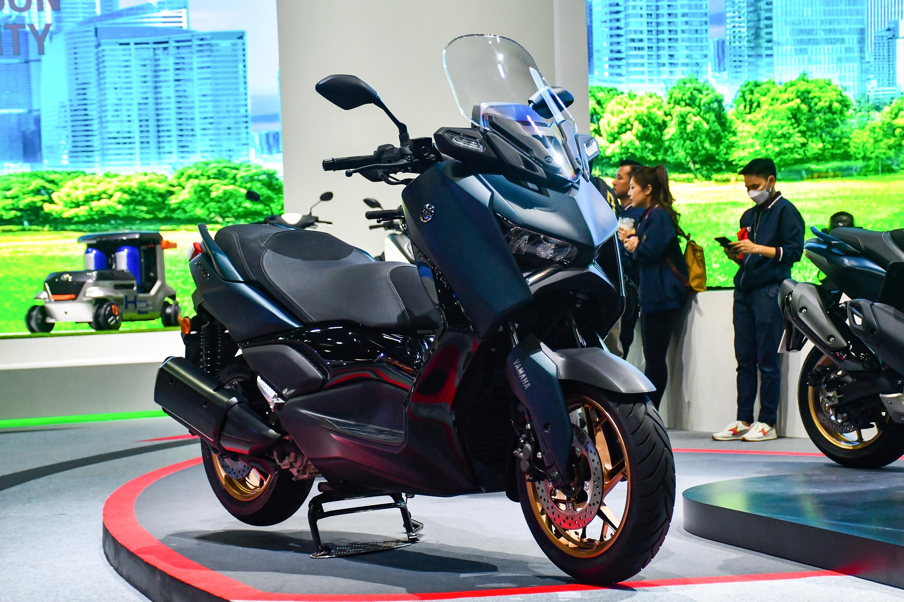 Yamaha XMAX 300 2023 co 2 man hinh nhu oto, dong co tiet kiem hon hinh anh