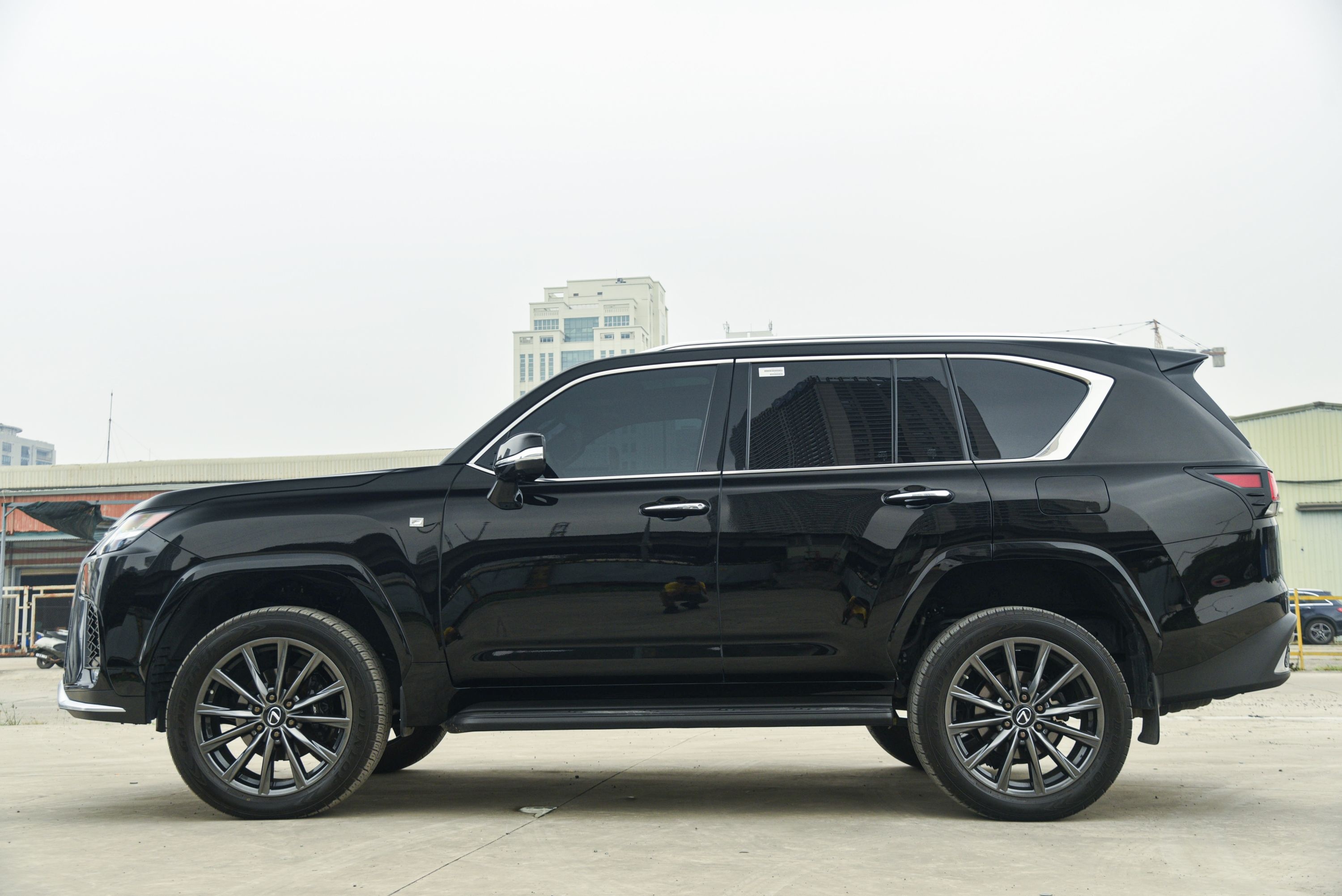 LX 600 F Sport anh 4