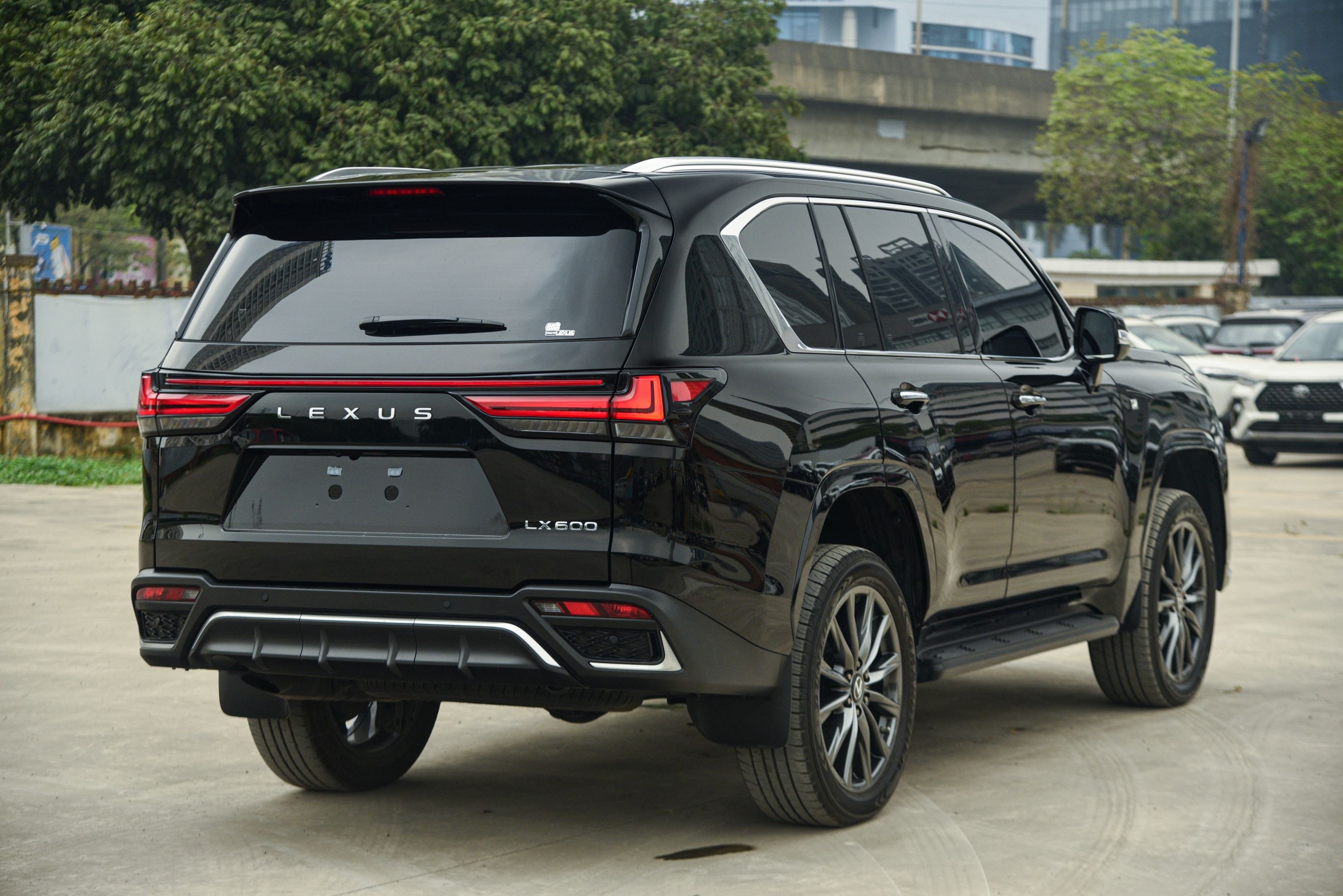 LX 600 F Sport anh 5