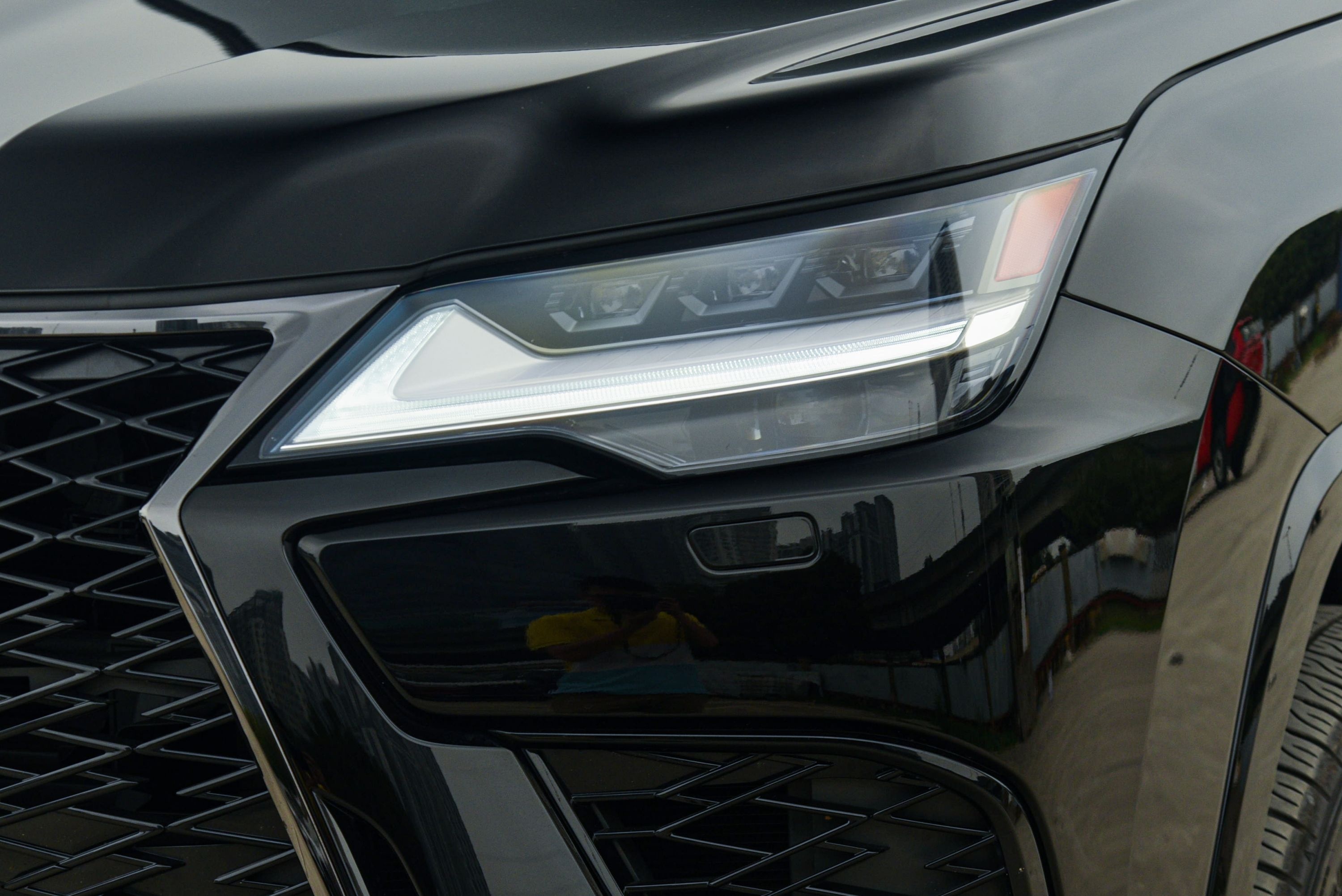 LX 600 F Sport anh 3