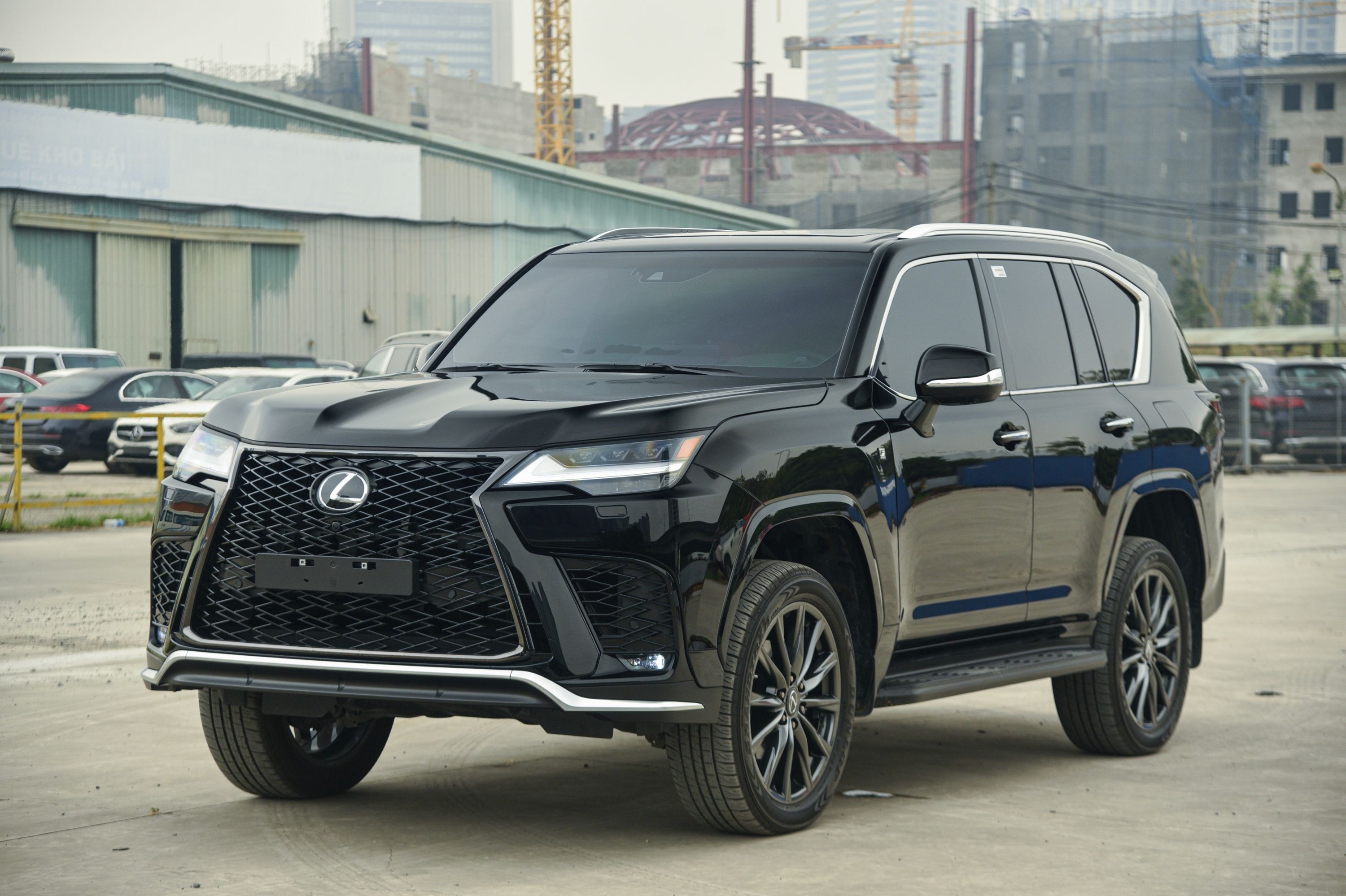 Lexus LX 600 F Sport luot co gia dat hon 2 ty dong so voi xe moi hinh anh