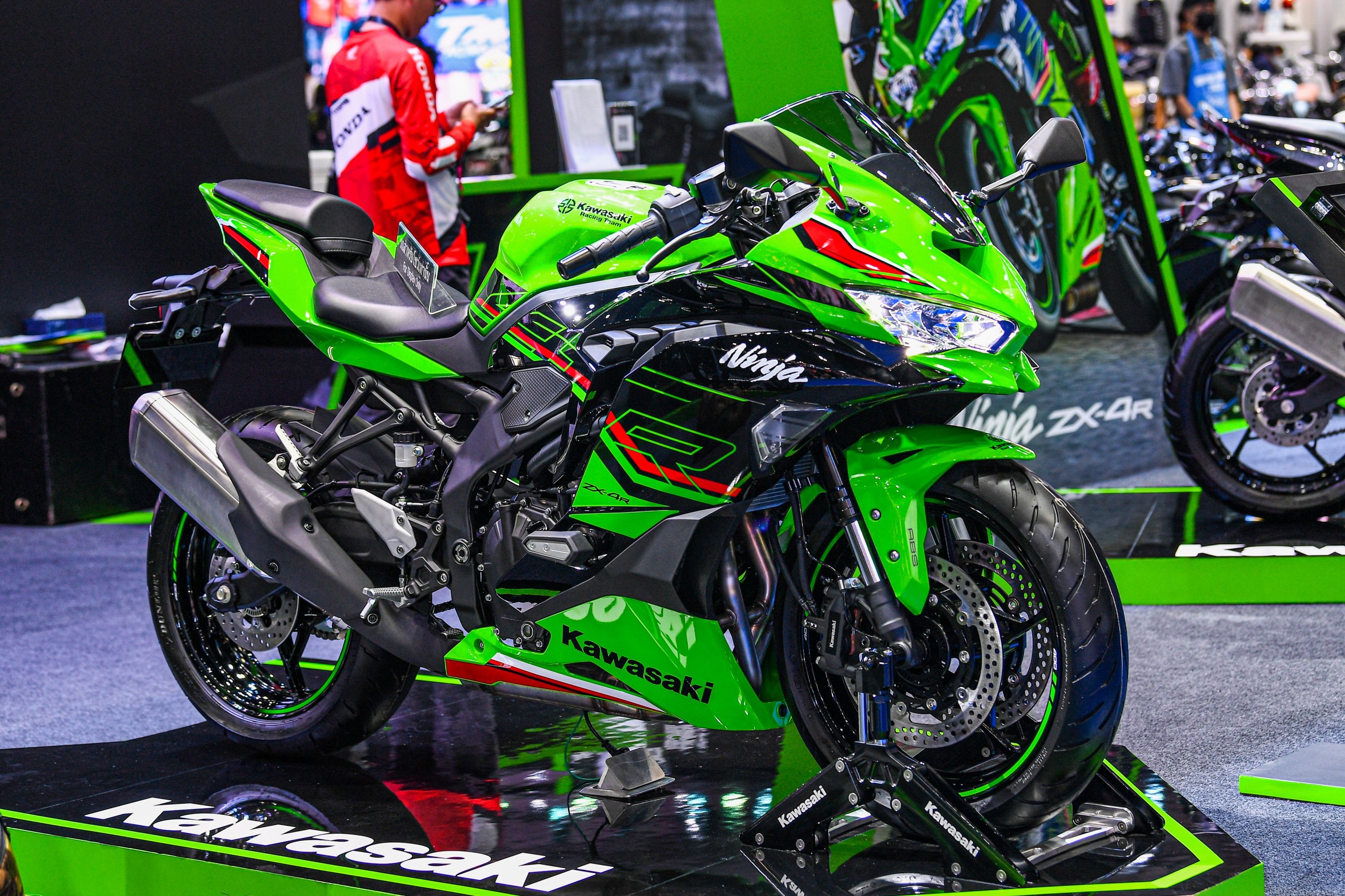 Kawasaki ZX-4R anh 1