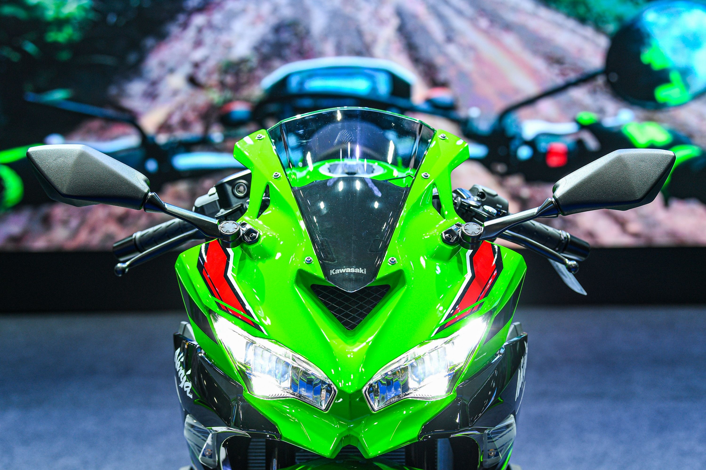 Kawasaki ZX-4R anh 4