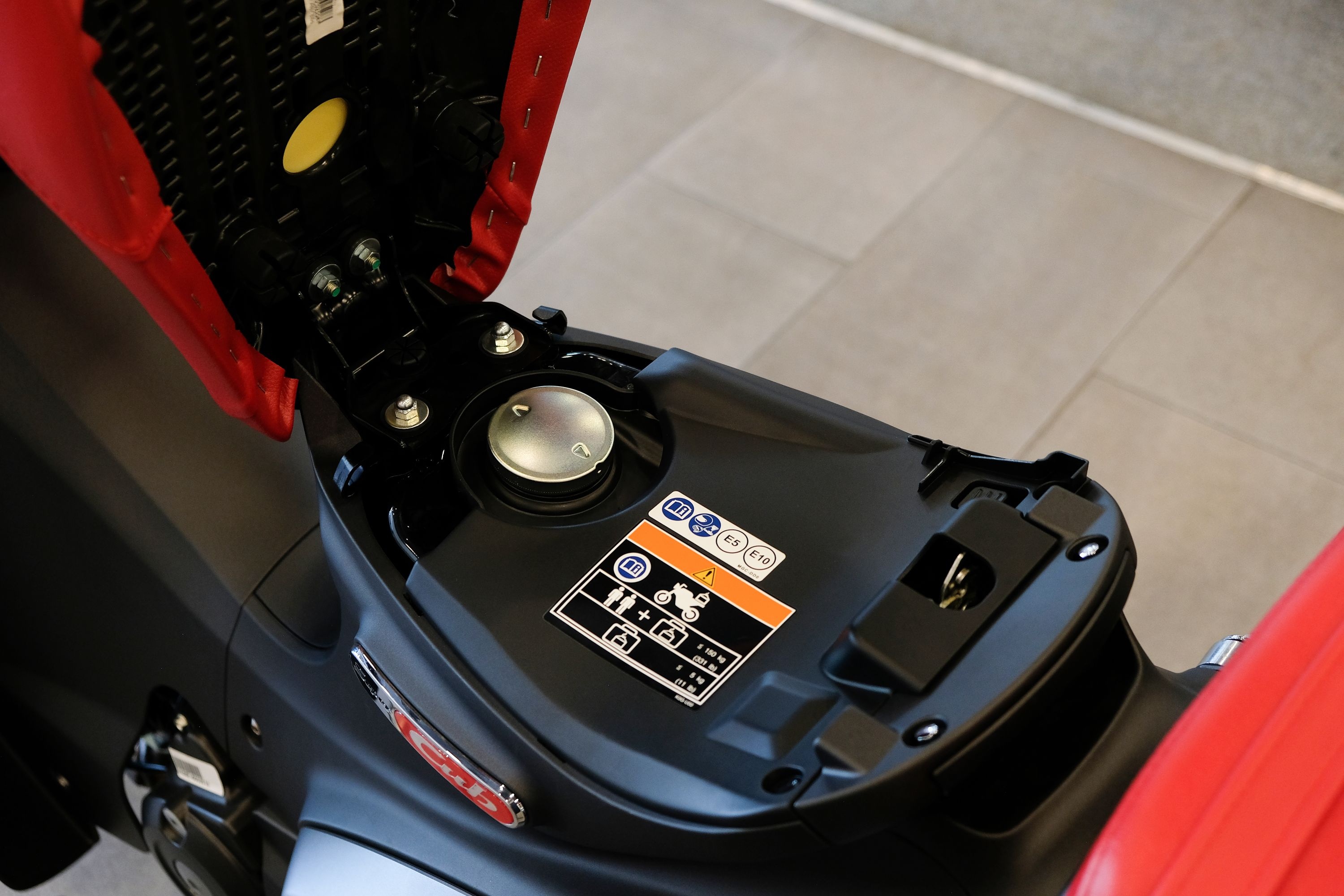 Super Cub nhap chau Au anh 13