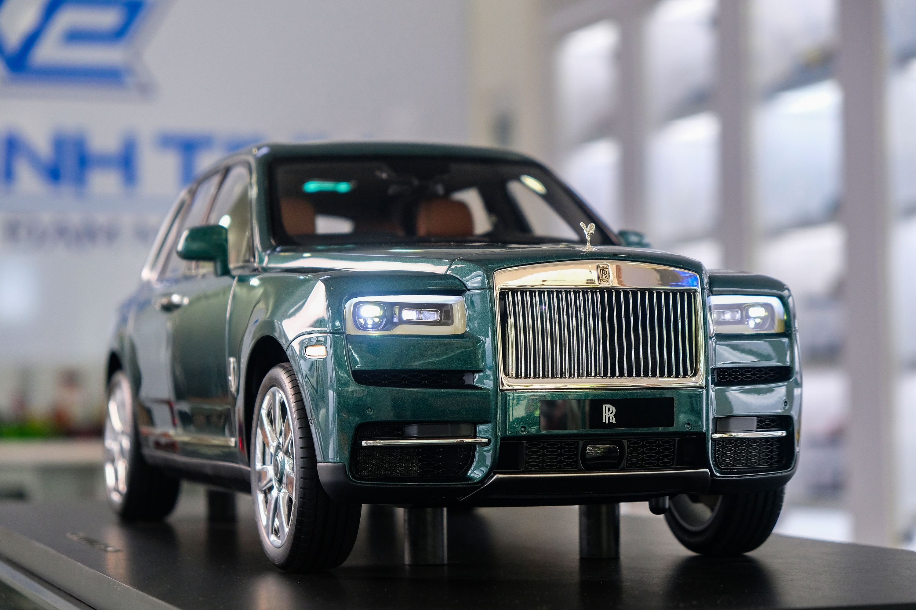 Can canh mo hinh xe Rolls-Royce Cullinan tai Viet Nam hinh anh
