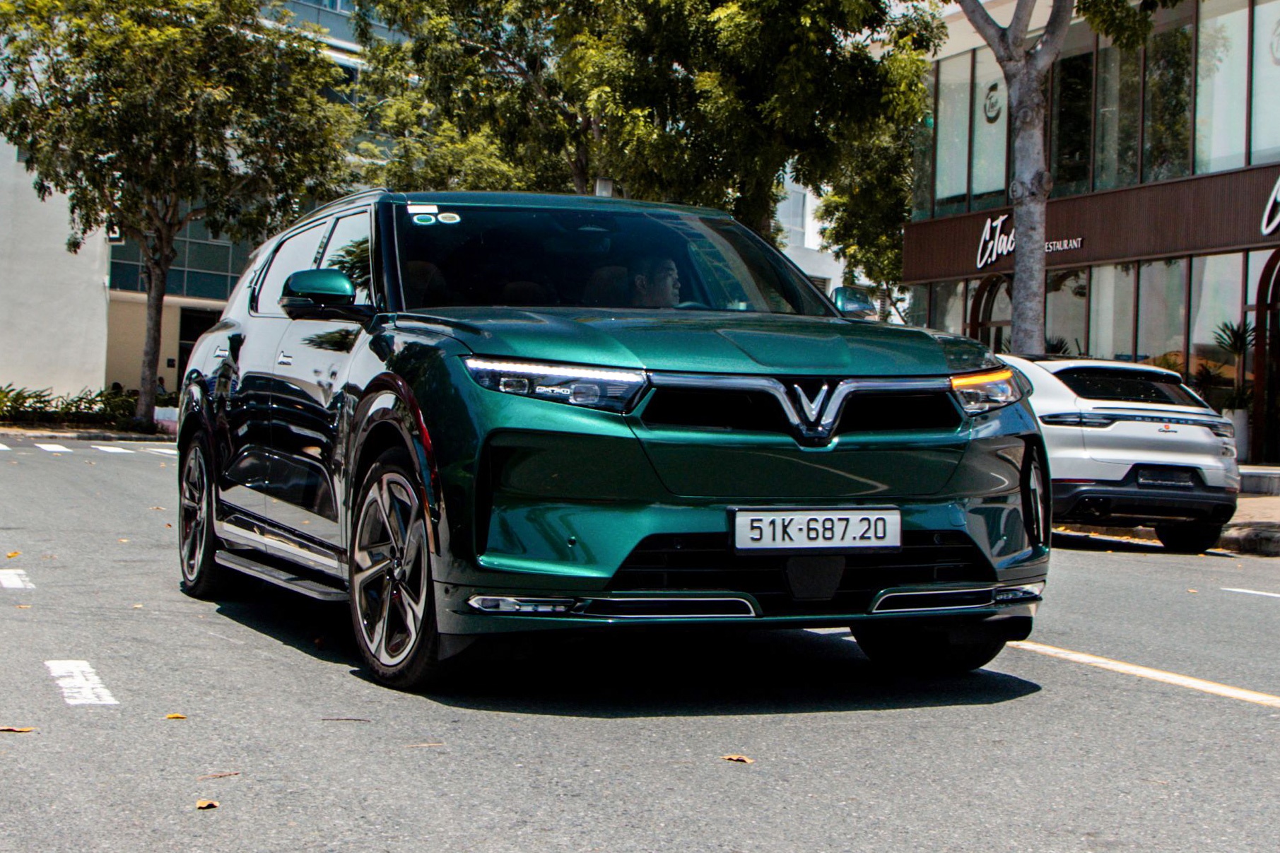 VinFast VF 9 tu hop cung dan Porsche du mau tai TP.HCM hinh anh