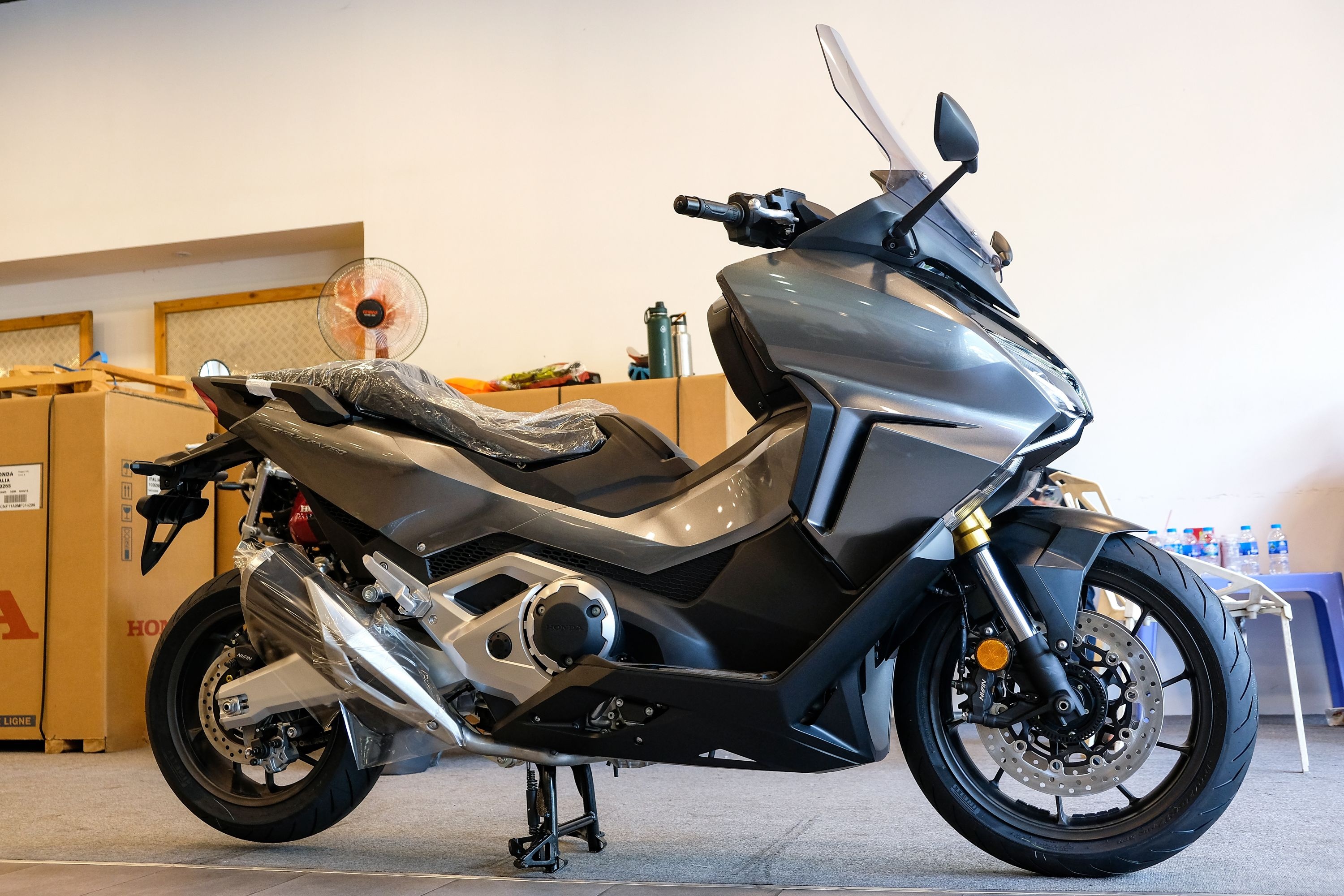 Chi tiet Honda Forza 750 tai Viet Nam: Co lay so va phanh tay nhu oto hinh anh