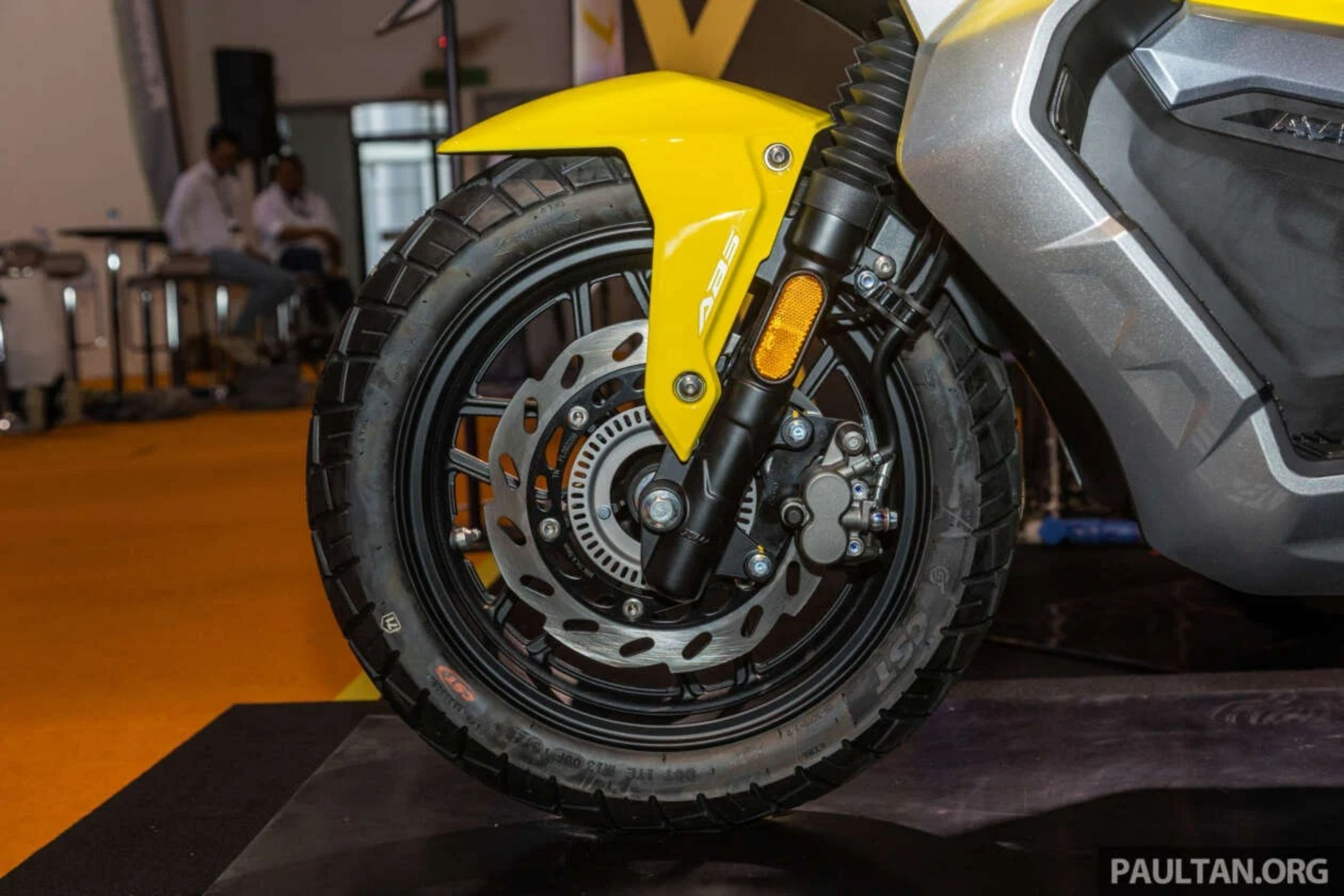 xe tay ga nhai ADV anh 8