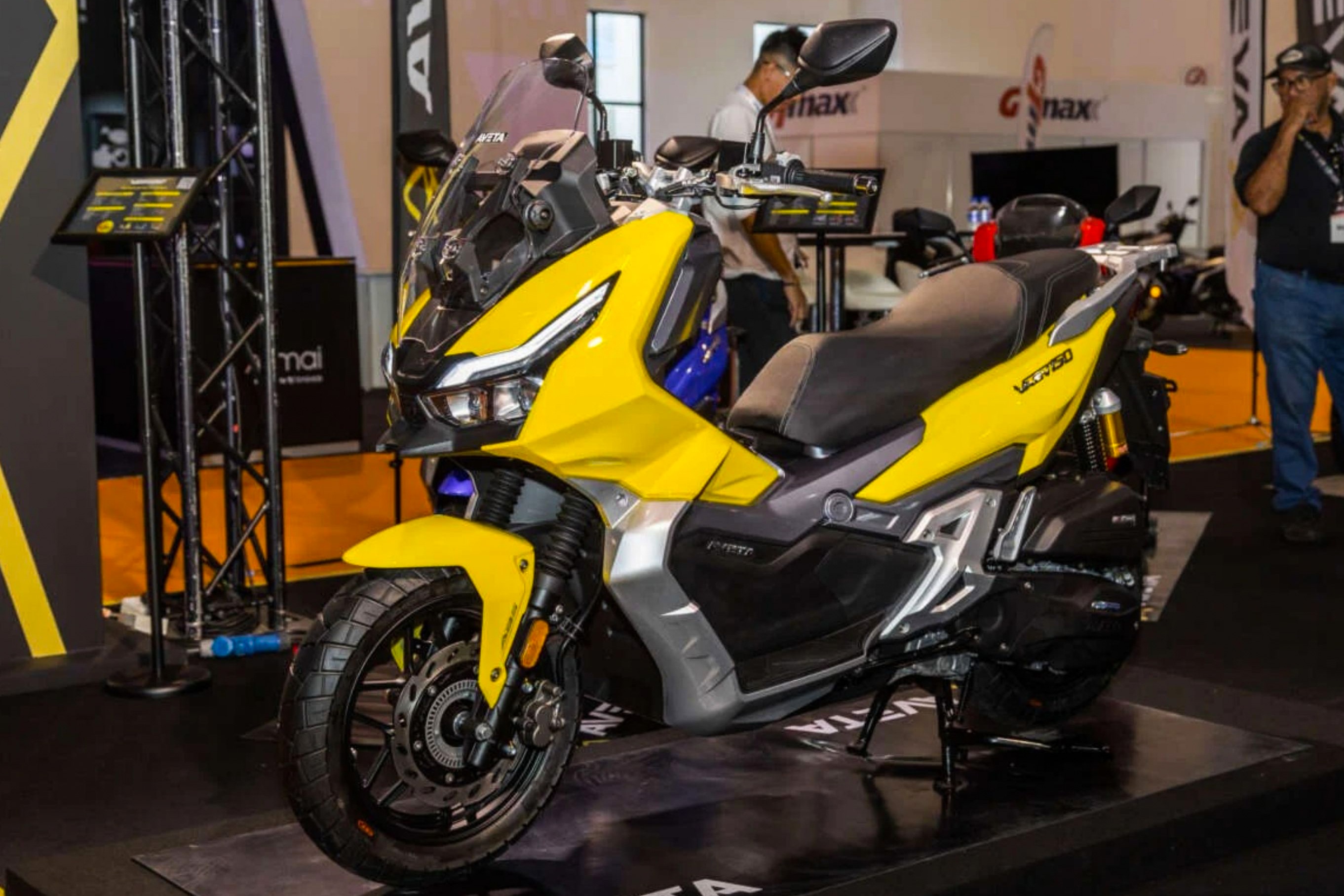 Xe ga nhai Honda ADV 160 co camera hanh trinh, canh bao ap suat lop hinh anh